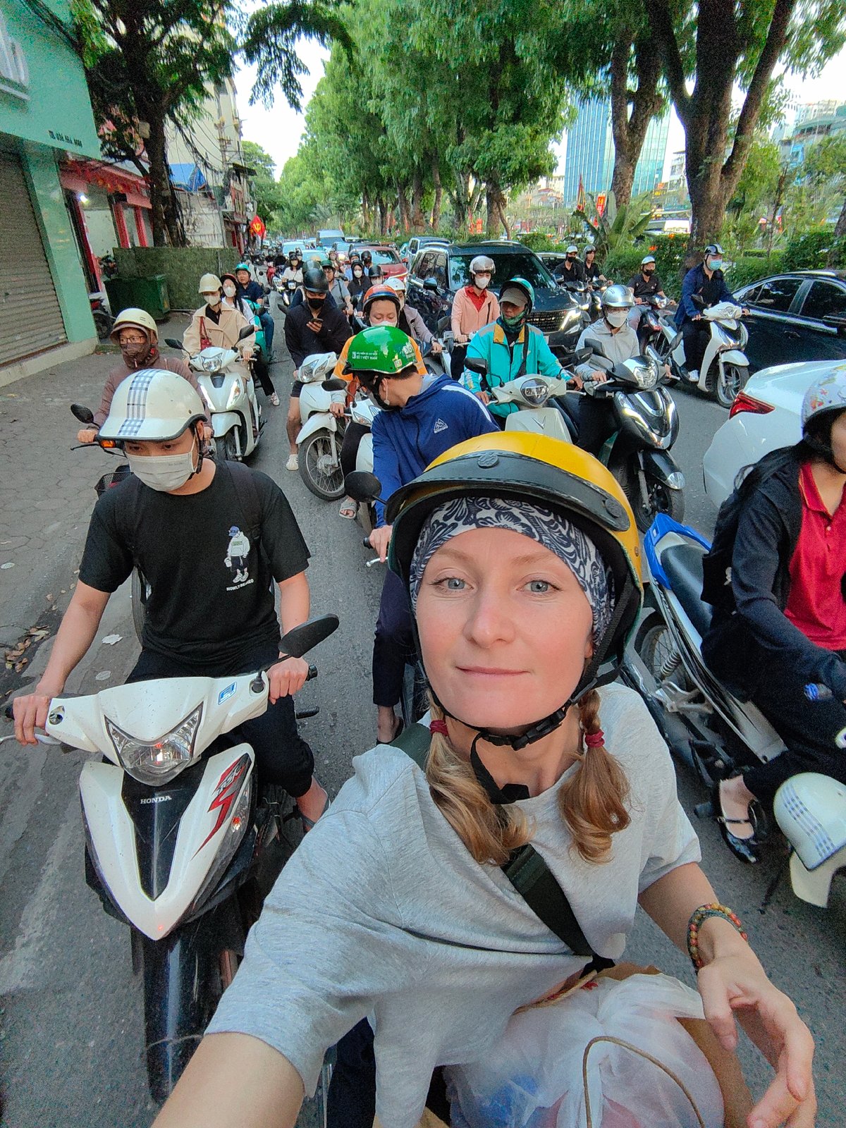 Woman records selfie amid heavy Hanoi traffic