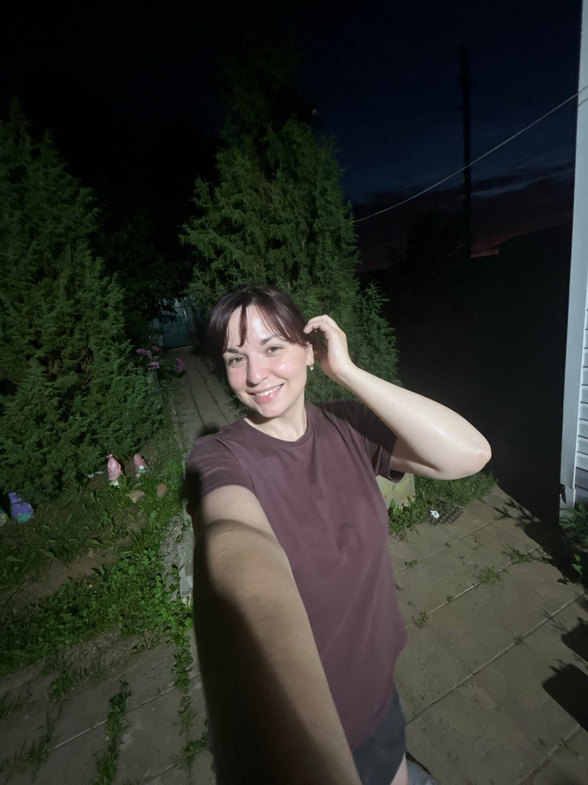 Relaxed summer evening in Fokino, flowers and selfies at dusk.