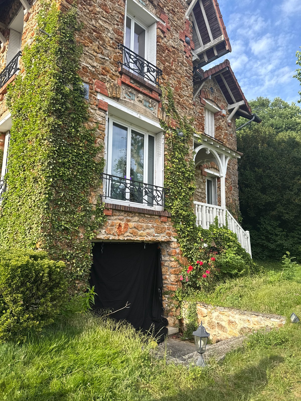 Residential architecture and backyard scenes documented in Palaiseau