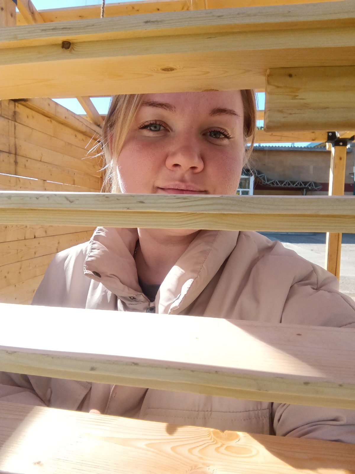 Woman spotted with BBQ equipment near construction site in Фоки