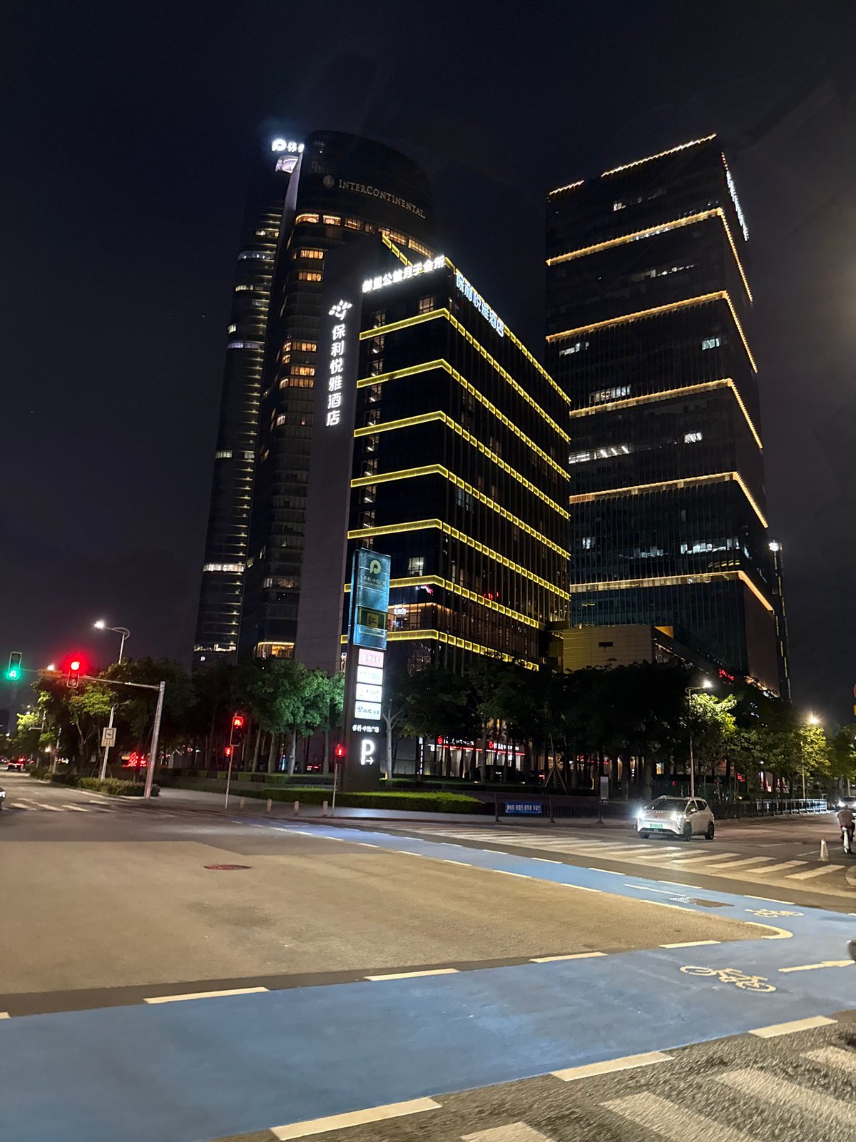 Nighttime riverside activity documented in Guangzhou's Haizhu District