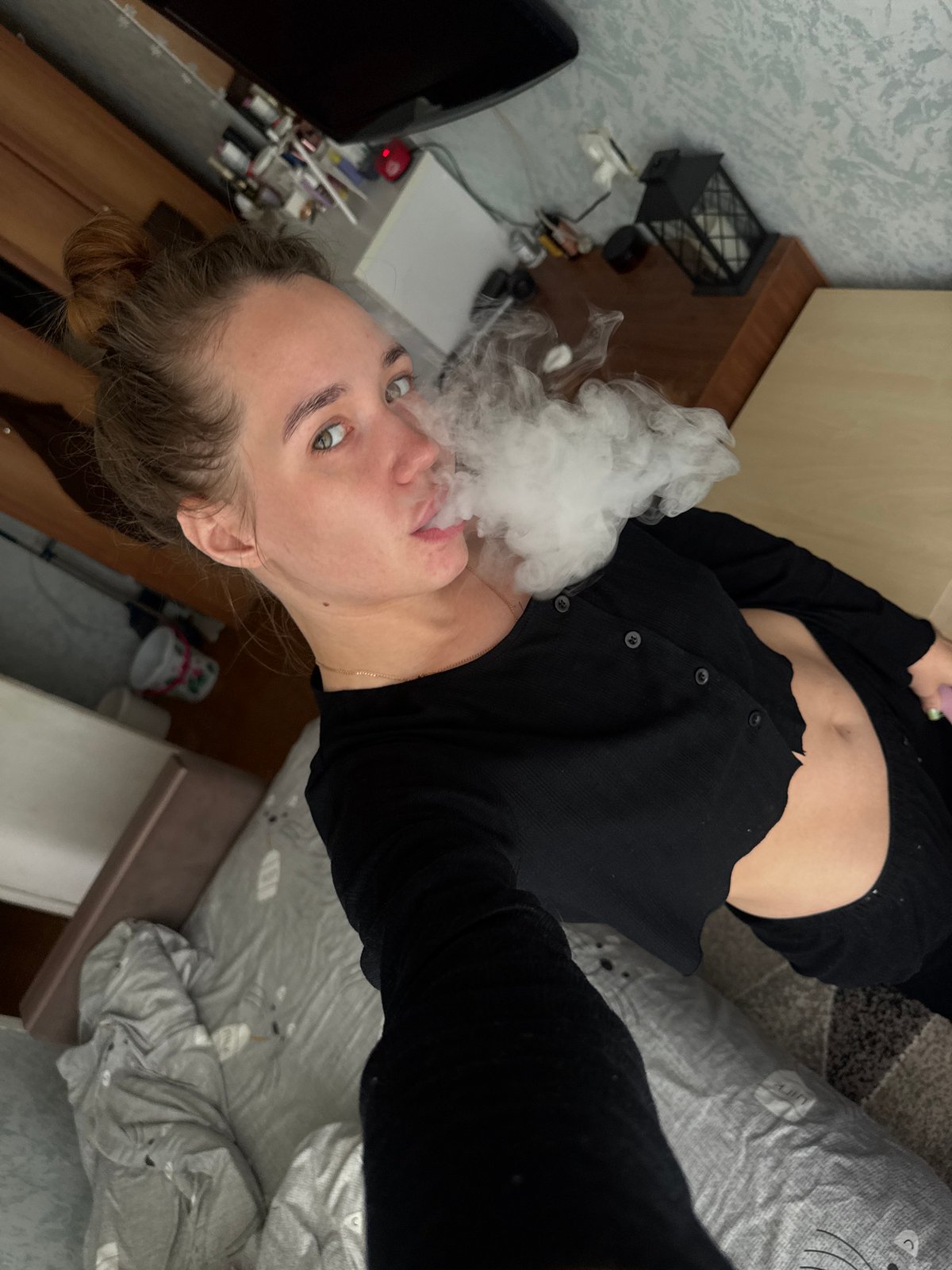 Woman documents 20-minute morning routine in Chaikovsky apartment
