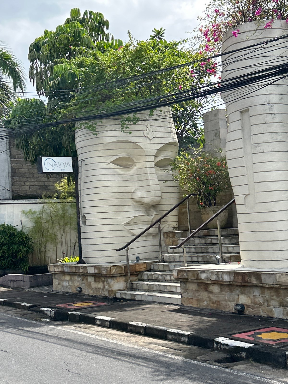 Sculpted head architectural feature documented in Kuta Selatan, Indonesia