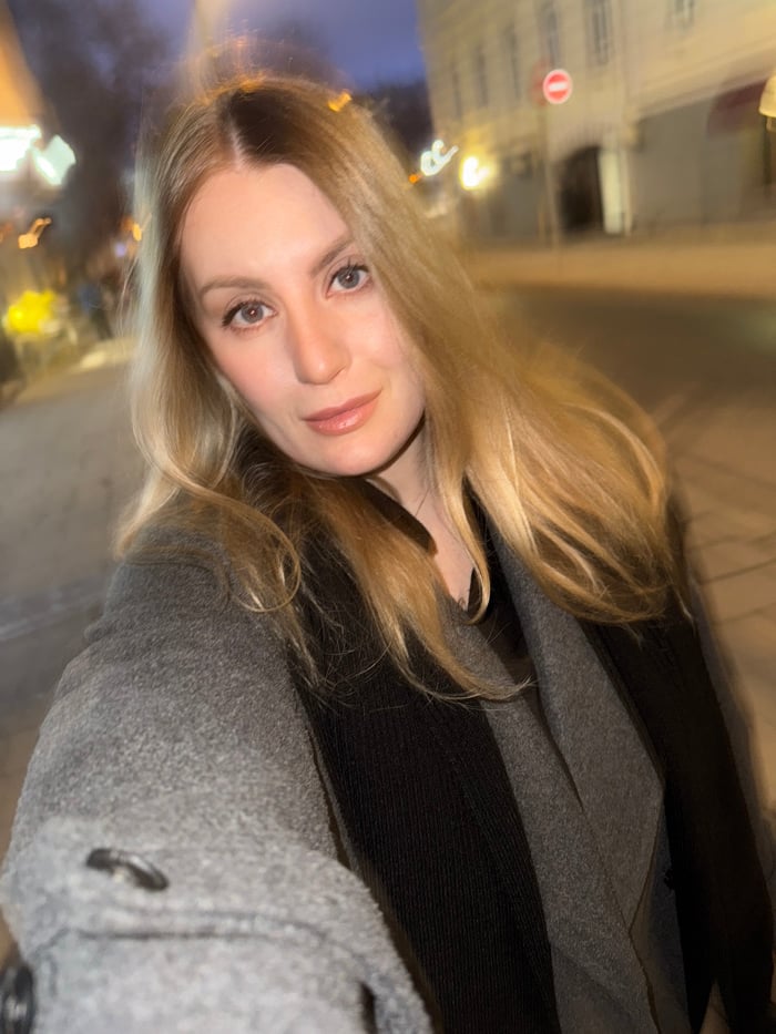 Woman documents evening restaurant tour across central Moscow
