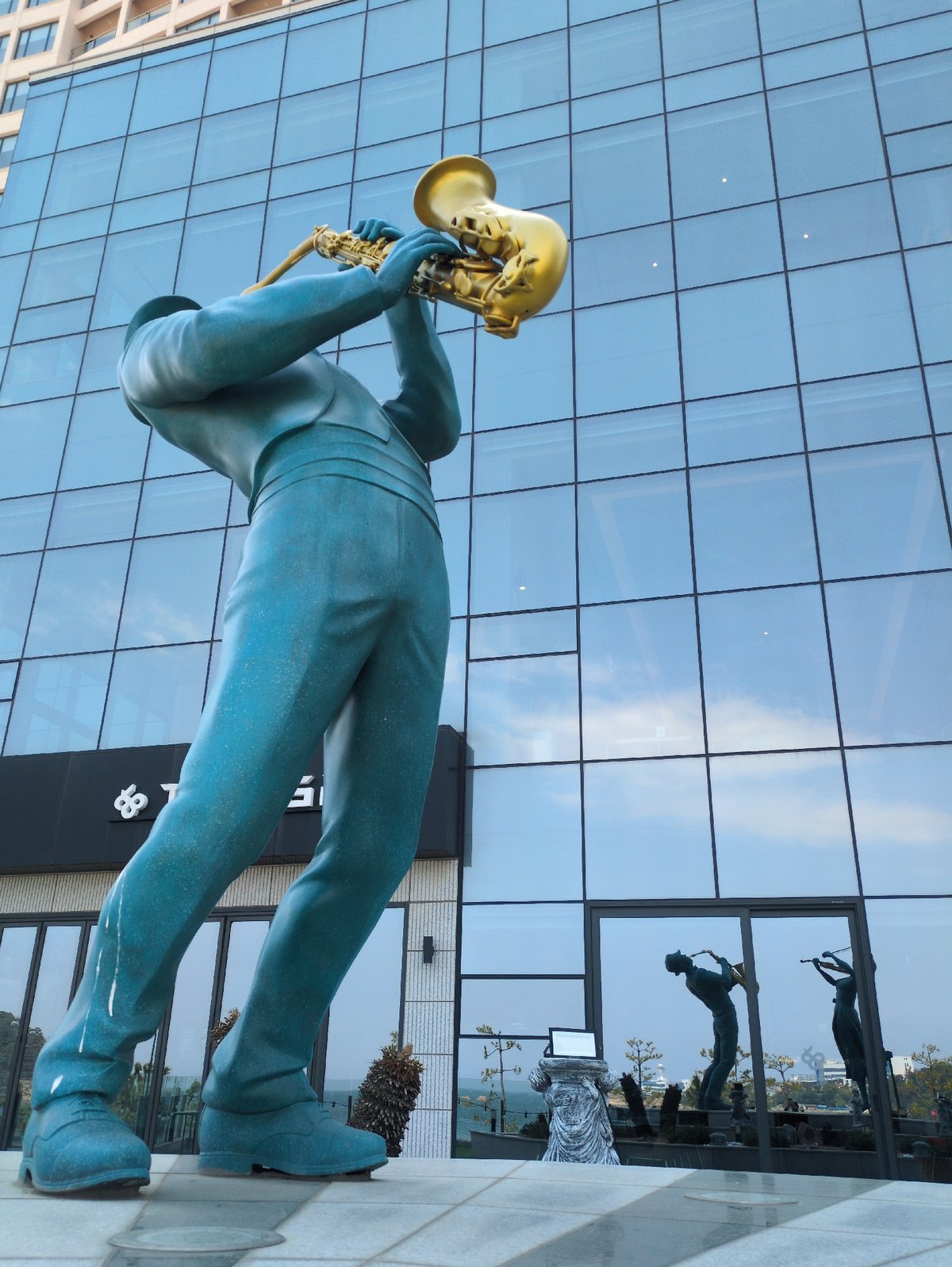 Ulsan visitor documents musician statues and beach construction scenes