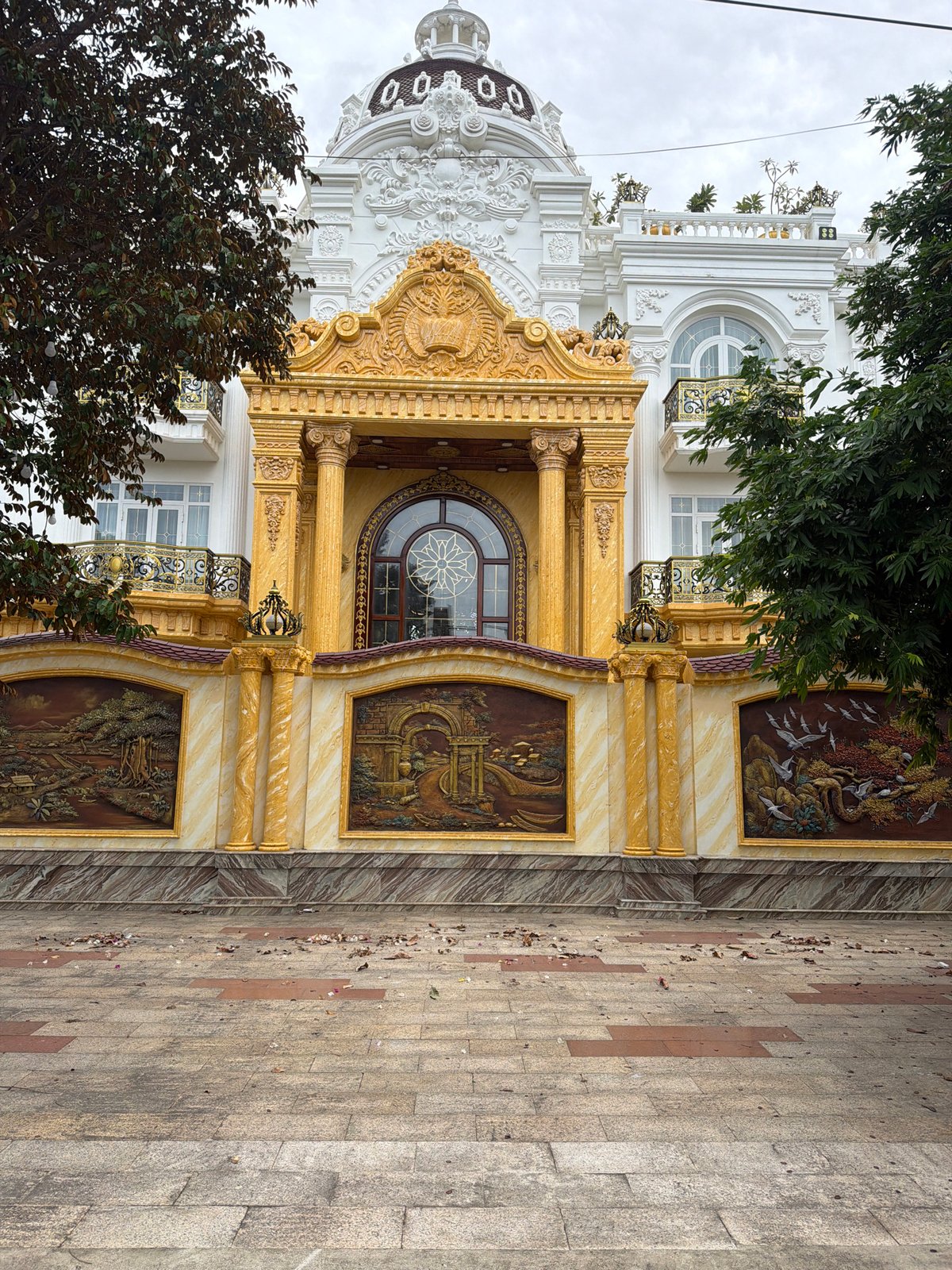 Ornate white and gold domed building in Đà Nẵng, Vietnam