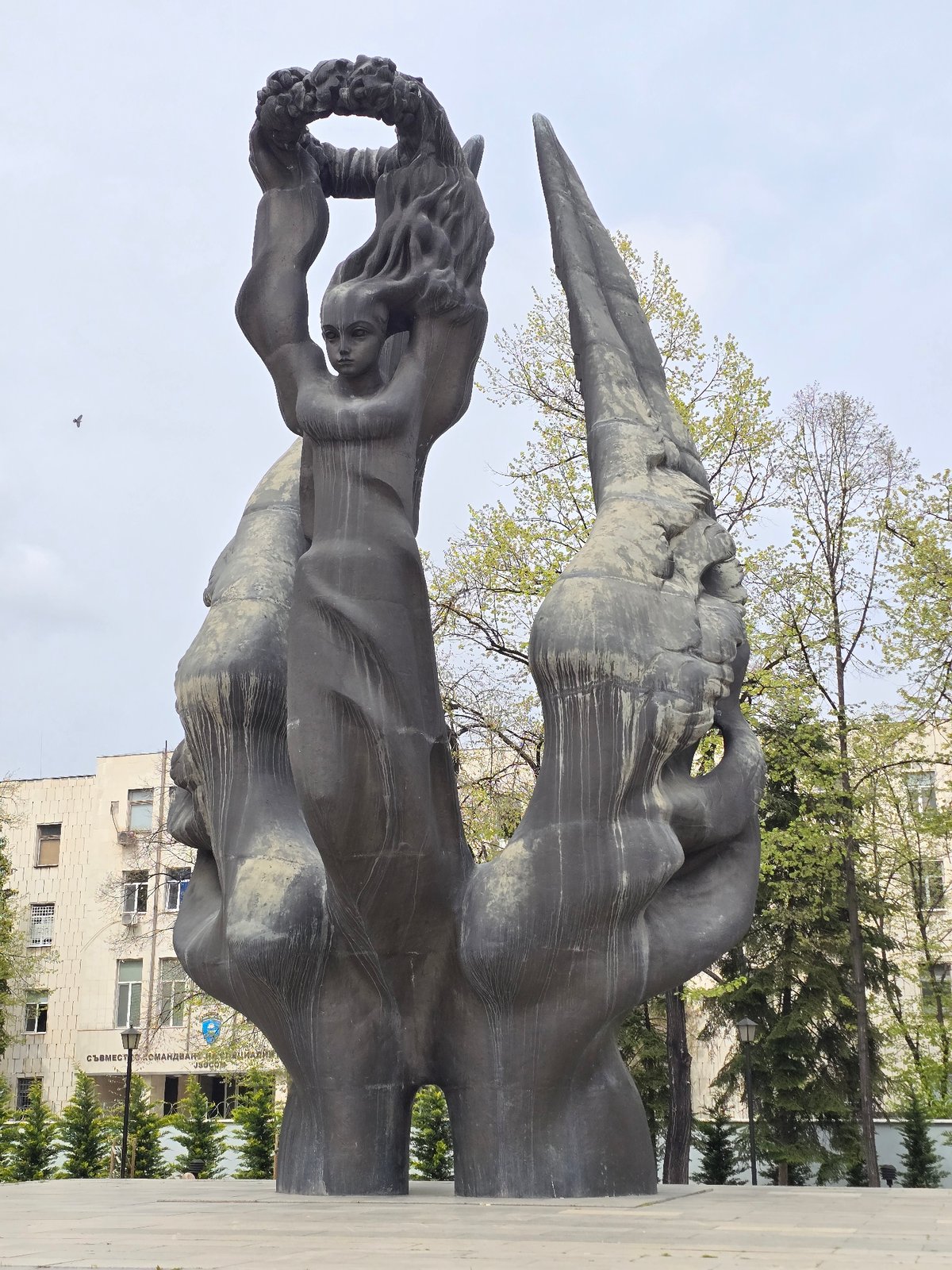 Spring urban walkabout captures sculpture, blooming flowers, changing foliage
