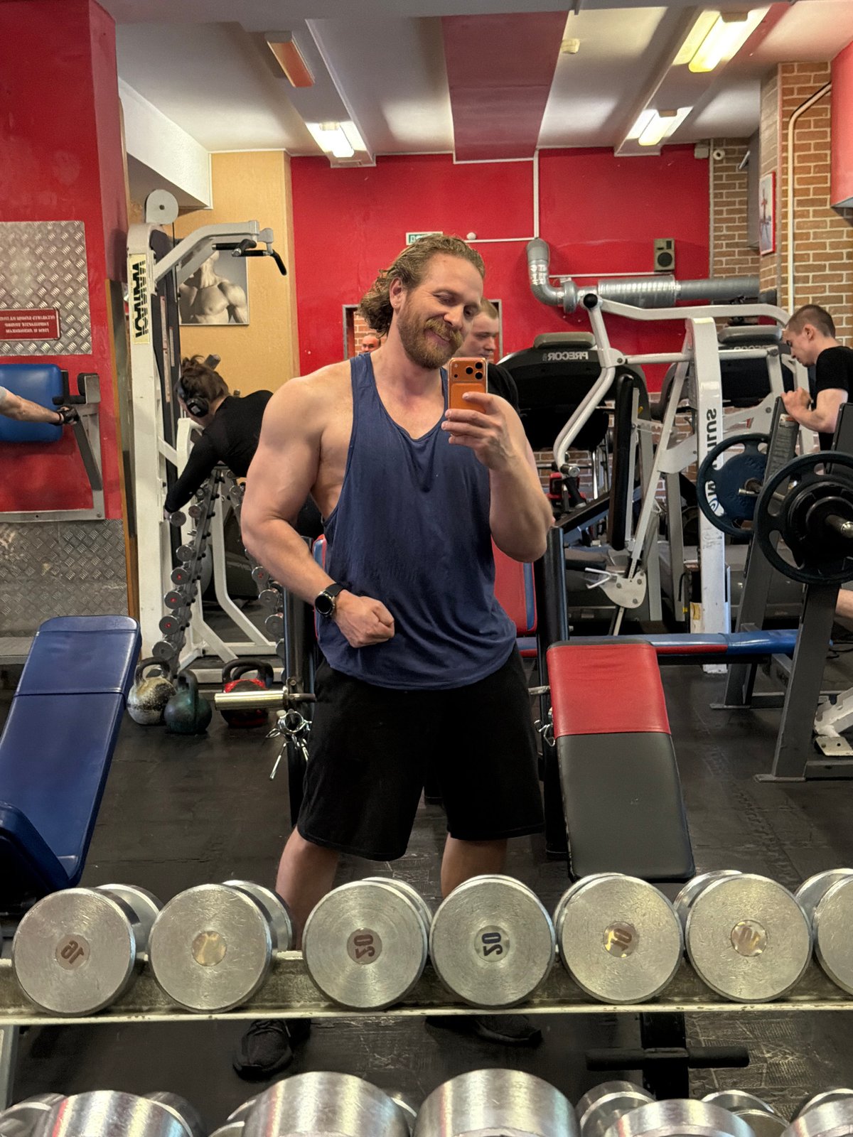 Man flexes, takes gym selfies in Saint Petersburg