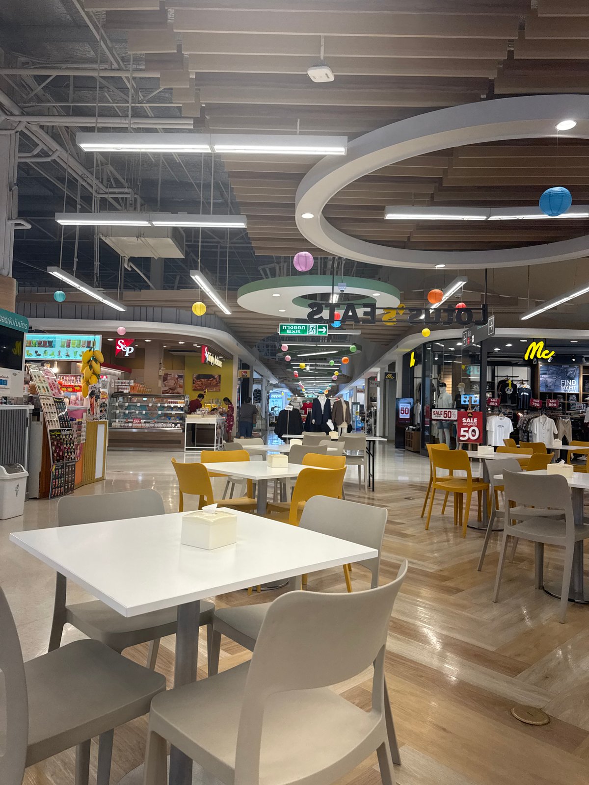 Late-night dining captured at Chalong mall food court