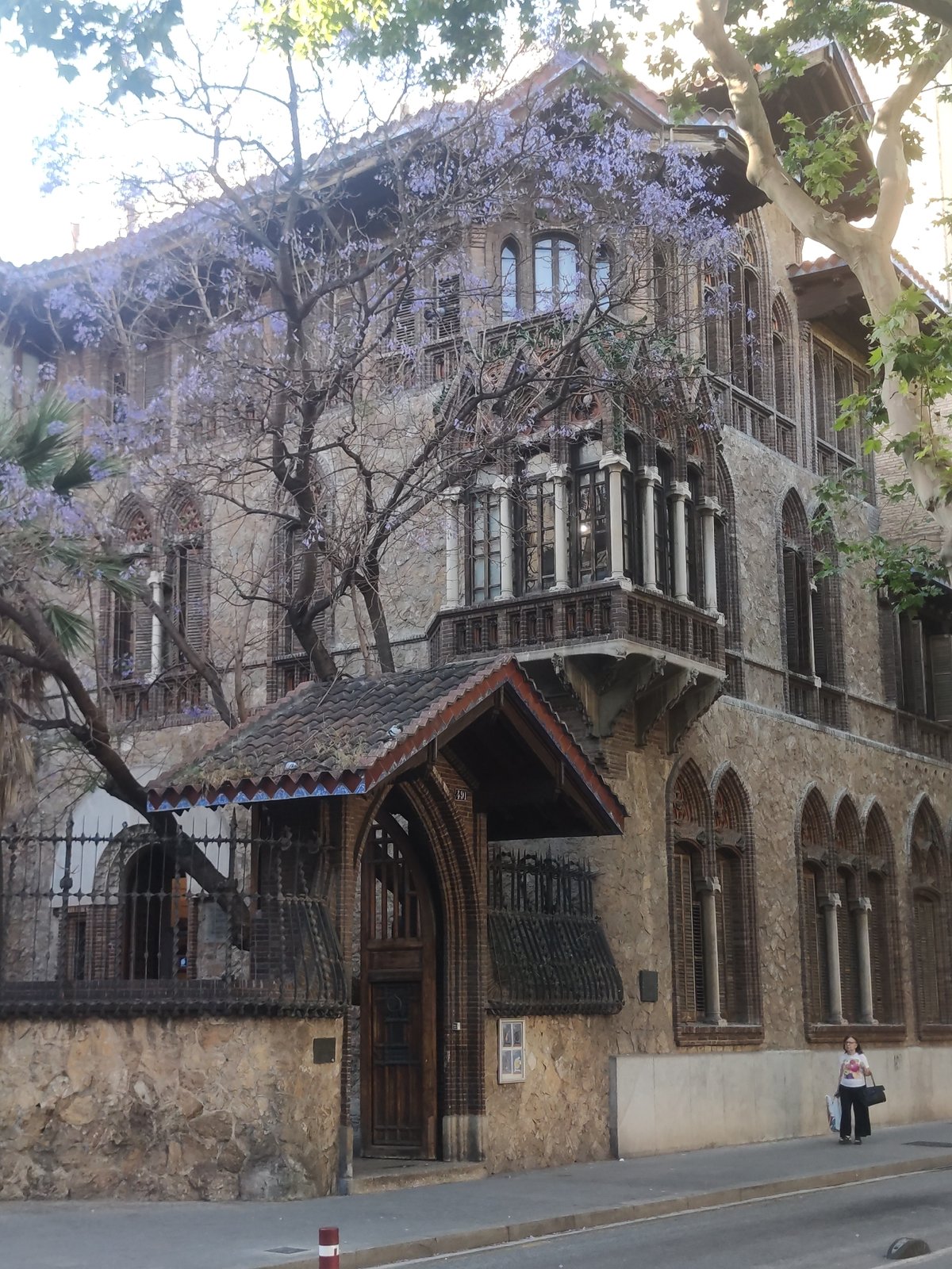 Witness documents Barcelona's architectural diversity in four-minute walking tour