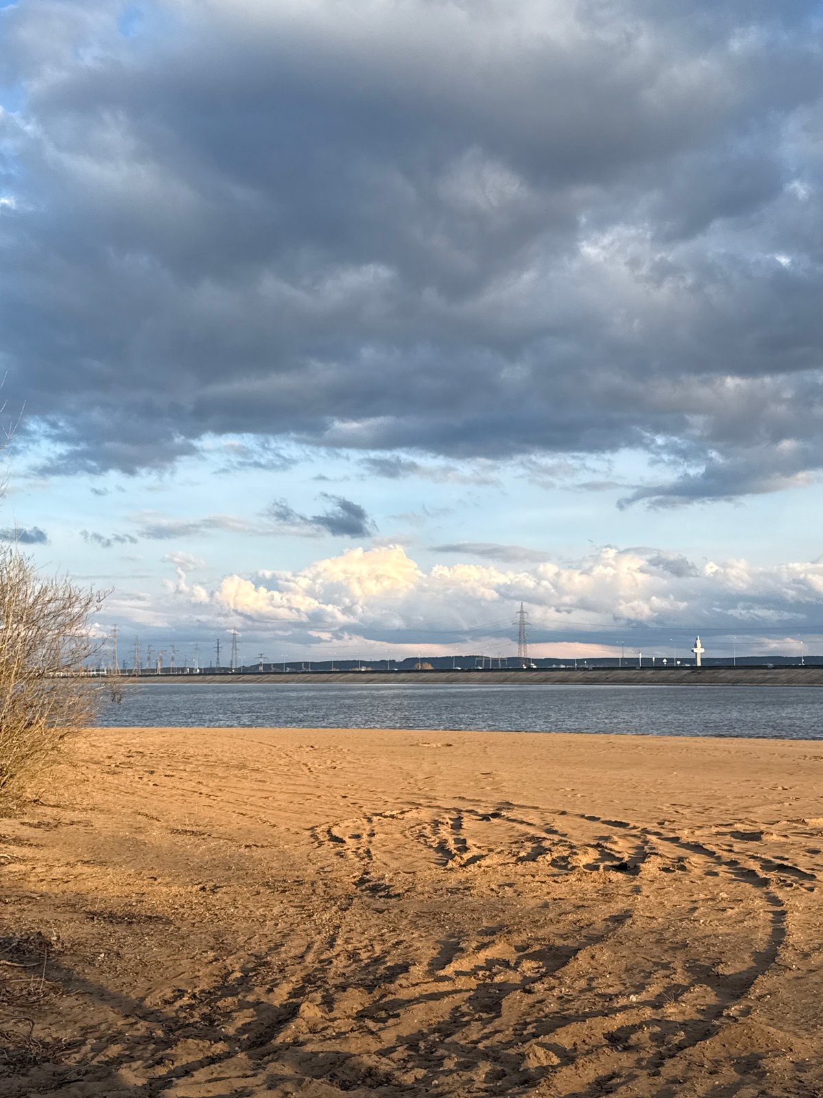 Spring afternoon activities documented along Noviy Russia coastline