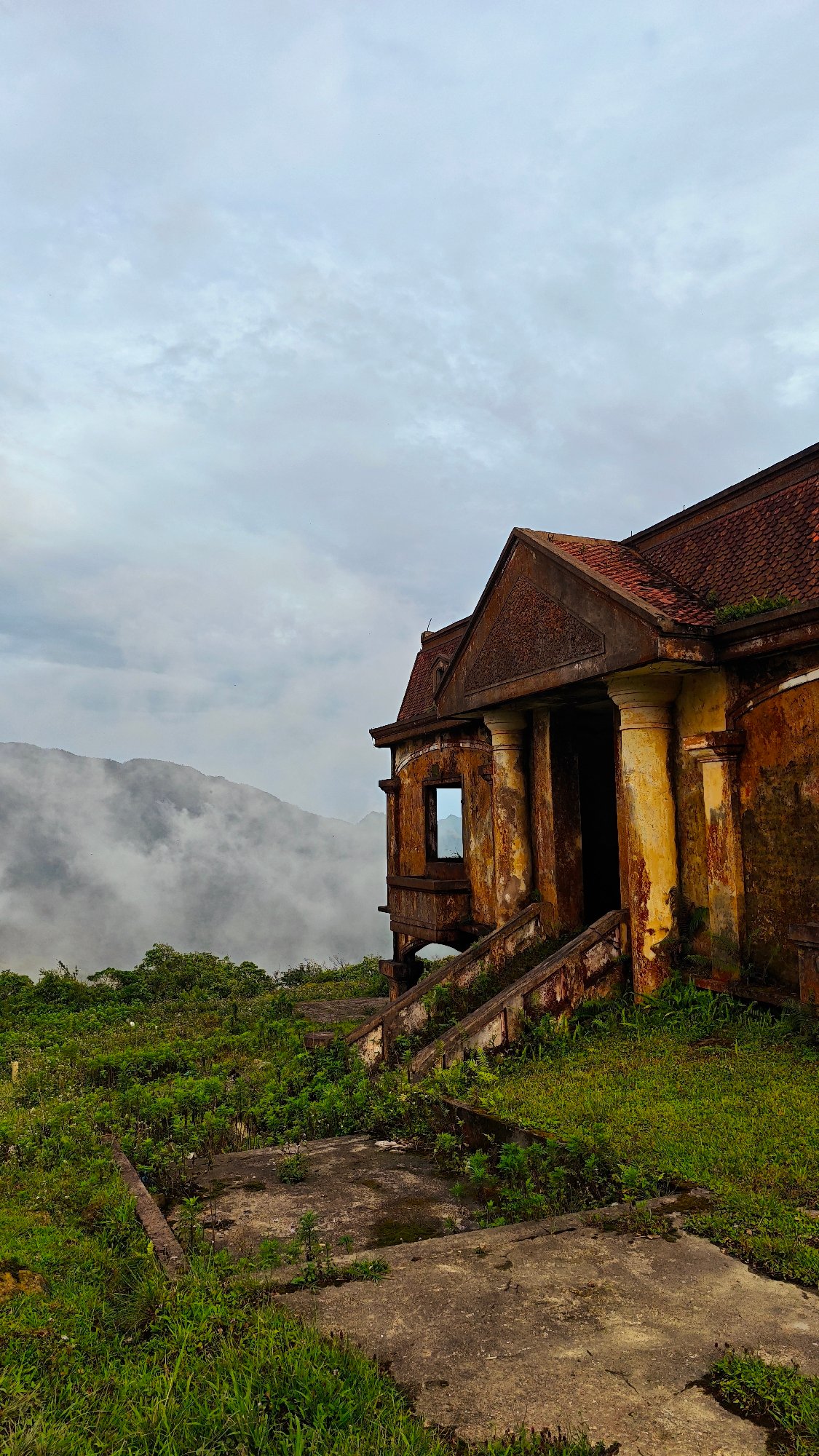 Exploring abandoned French colonial ruins on Mẫu Sơn mountain