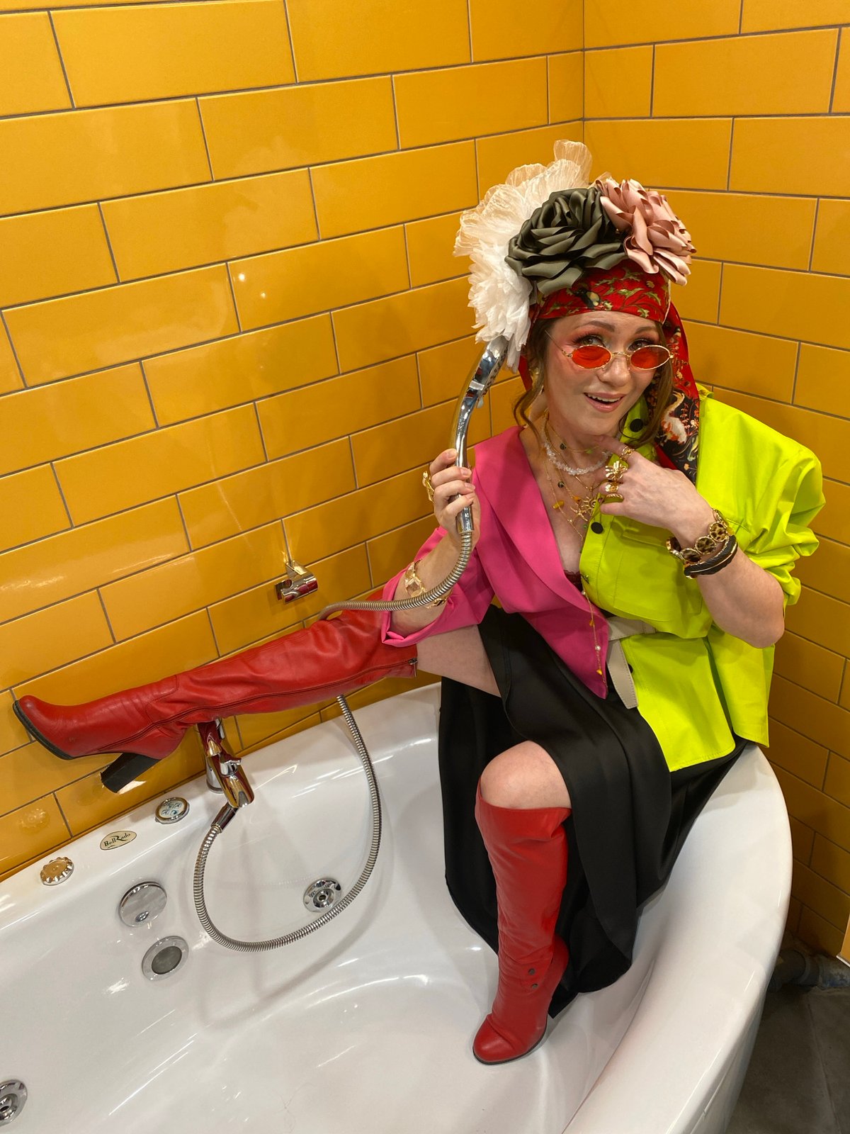 Clothed woman observed in bathtub in Yekaterinburg bathroom