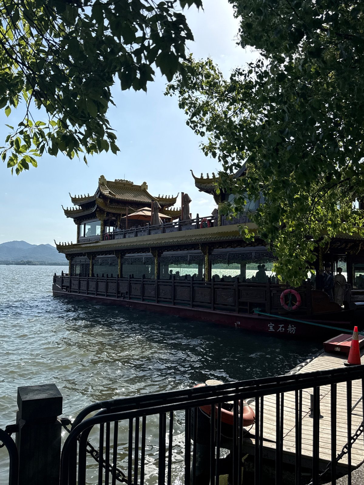 Morning scenes captured around West Lake, Hangzhou