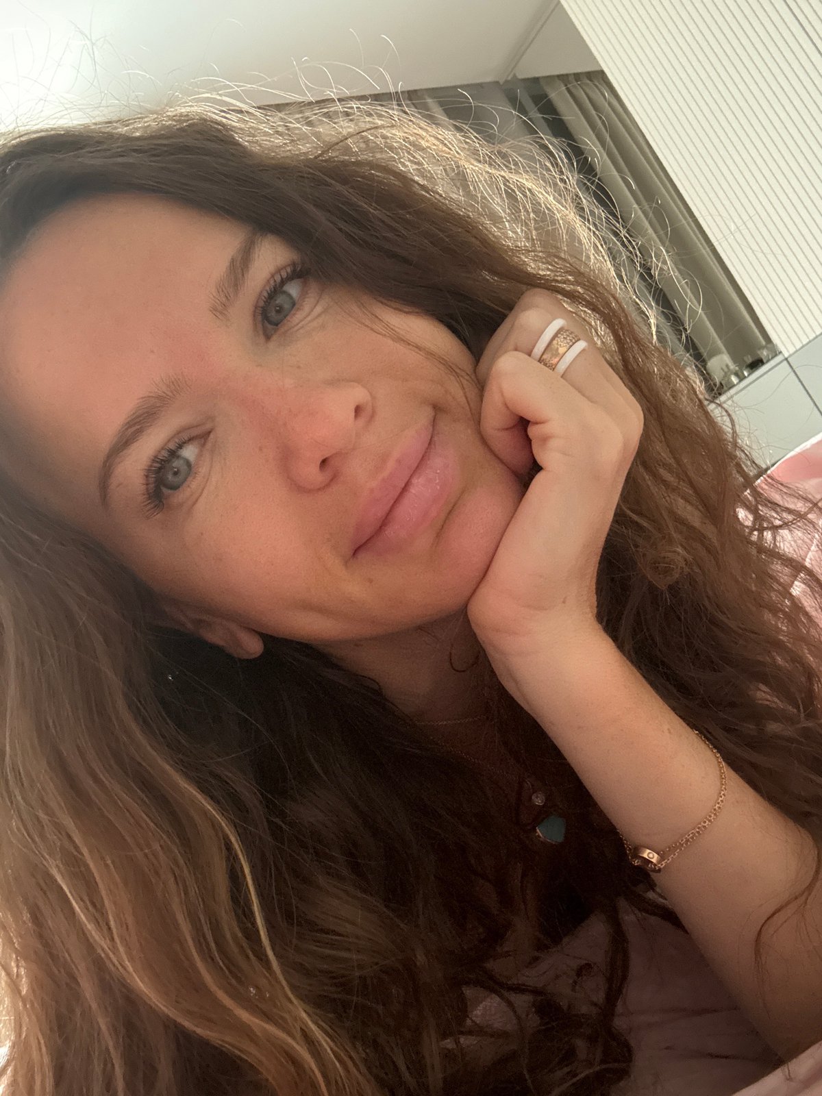 Selfie session across Khimki interiors, morning of August 5