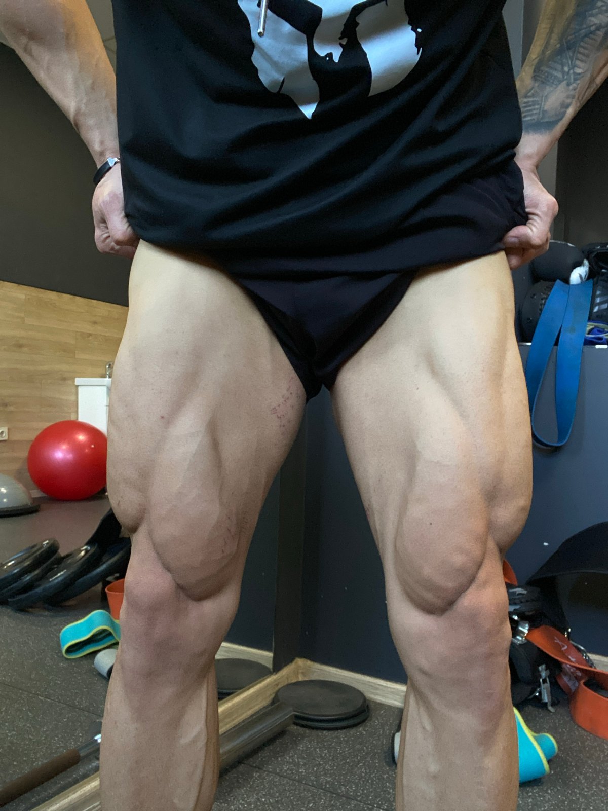 Man takes gym selfies in Pleven, Bulgaria