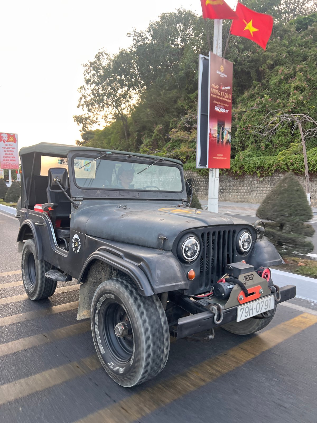 Military-style jeep spotted on road in Bắc Nha Trang