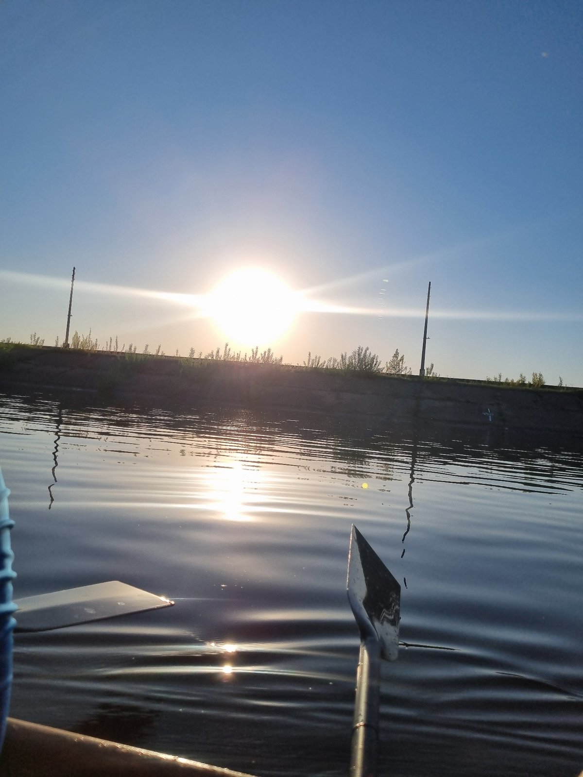 Kayaker captures sun glare on Russian river
