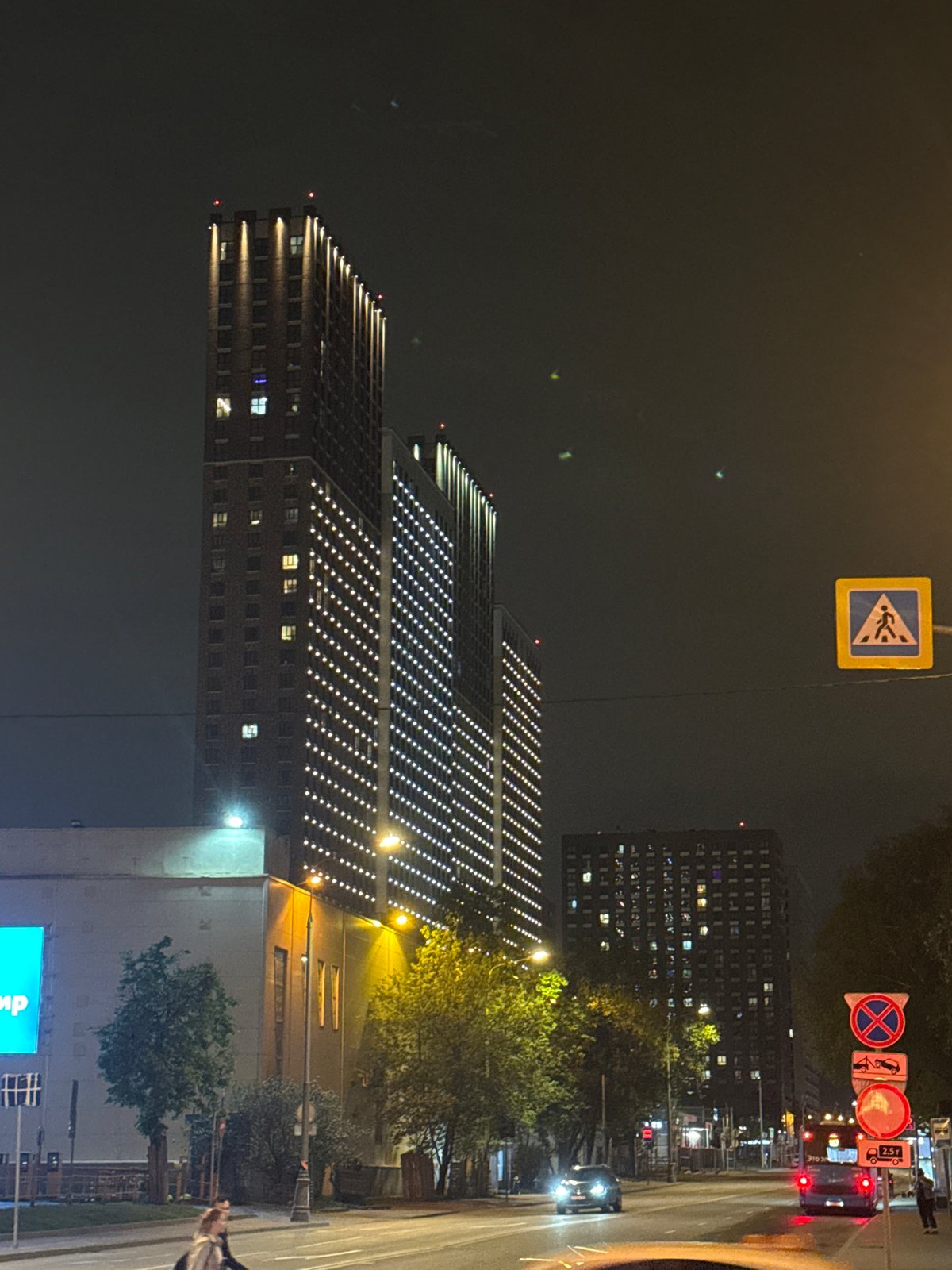 Moscow nighttime urban scenes documented across central district