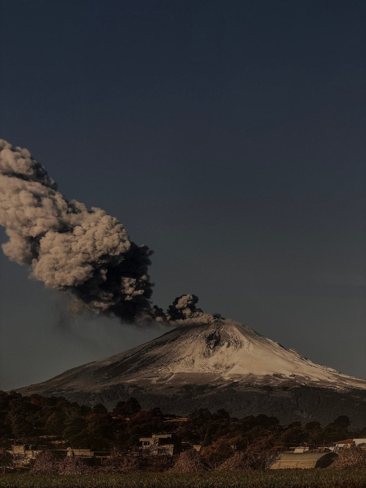 Volcanic eruption documented in Puebla, Mexico with ash plumes