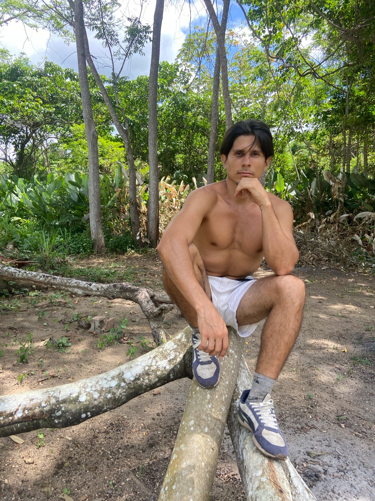 Casual photo session documented in Venezuelan woodland area