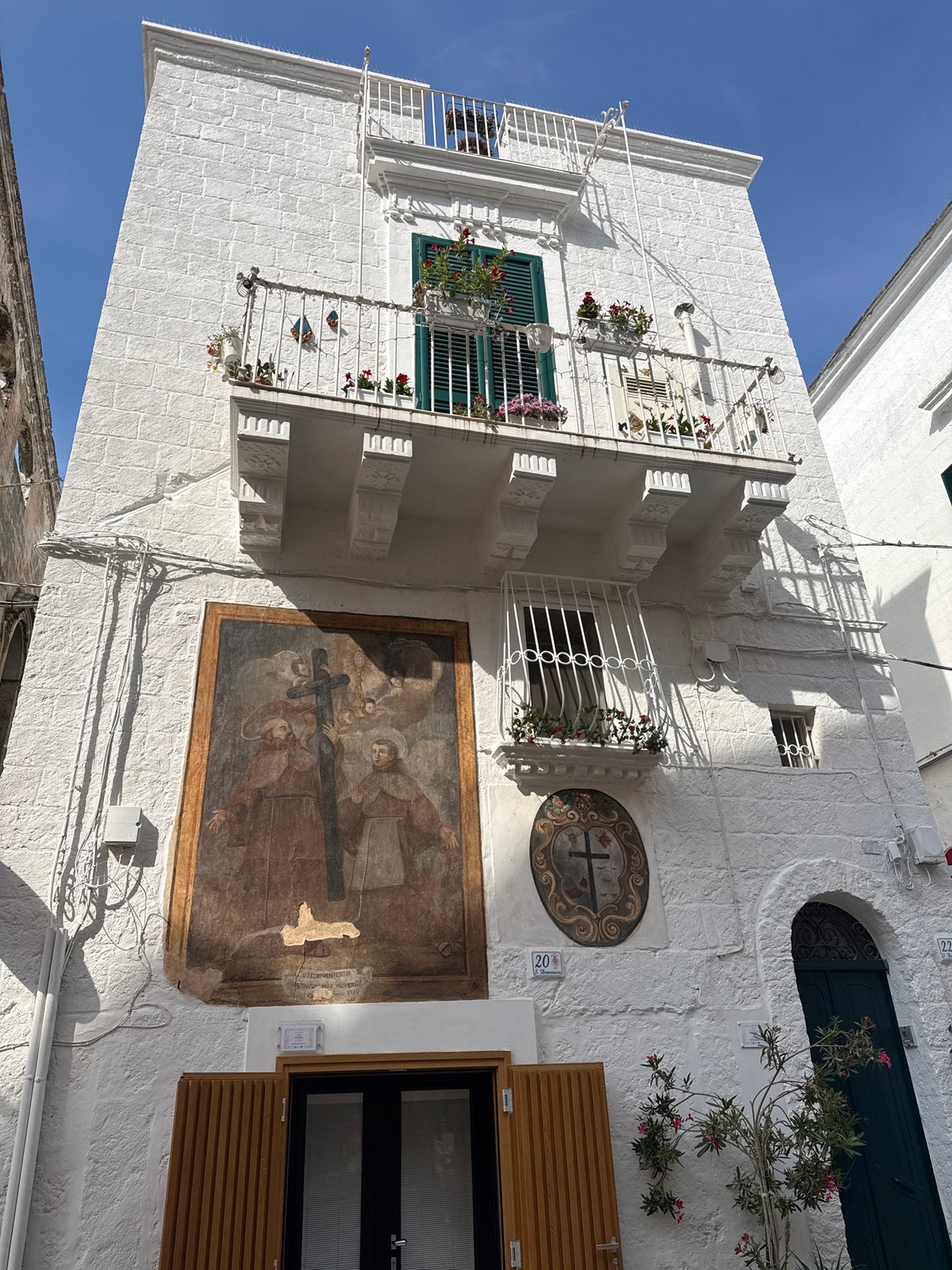 Witnesses document historic Monopoli architecture and outdoor performance