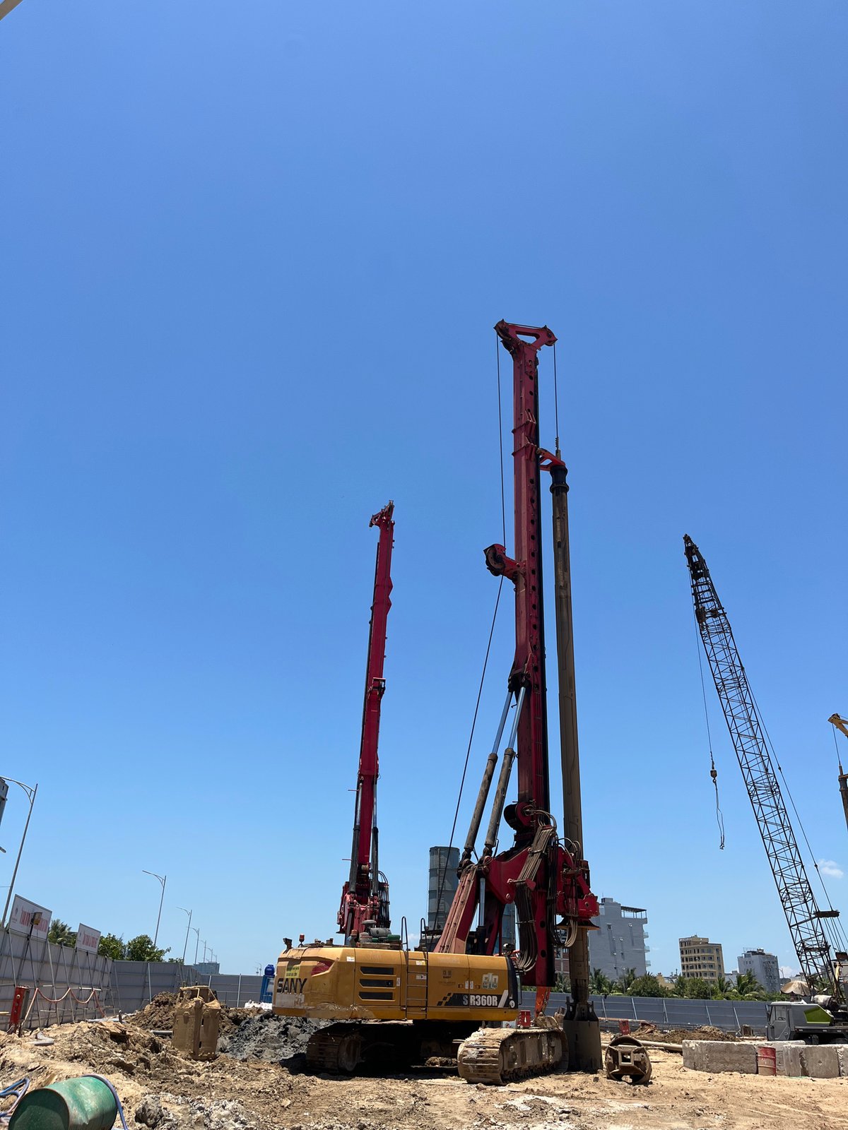Construction activity documented across multiple sites in Đà Nẵng
