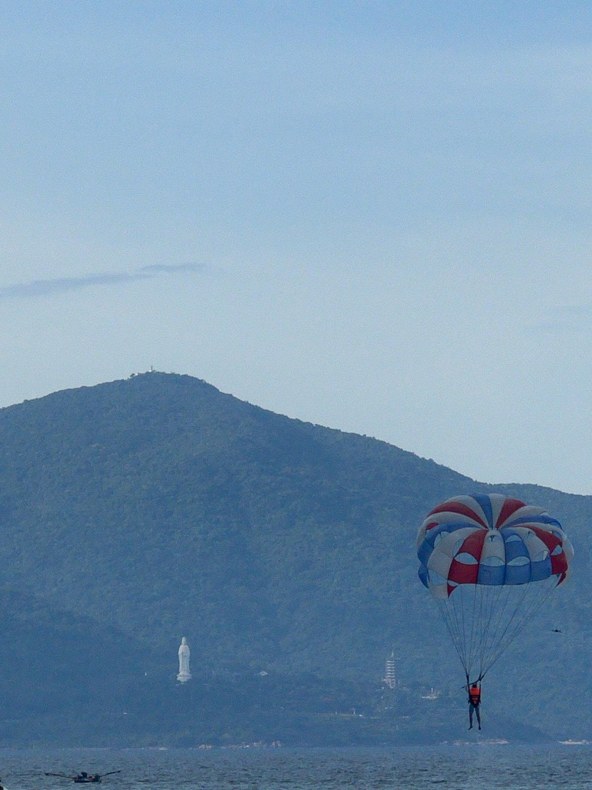 Beach day in Đà Nẵng: swimming, parasailing, and shoreline life
