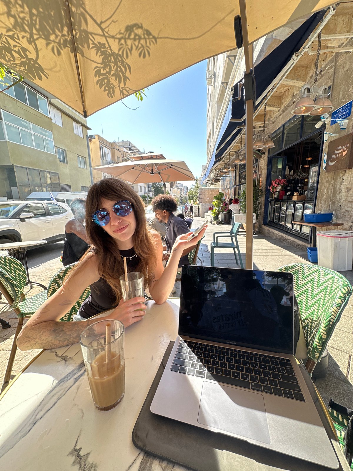 Women spotted at Tel Aviv cafe and street locations