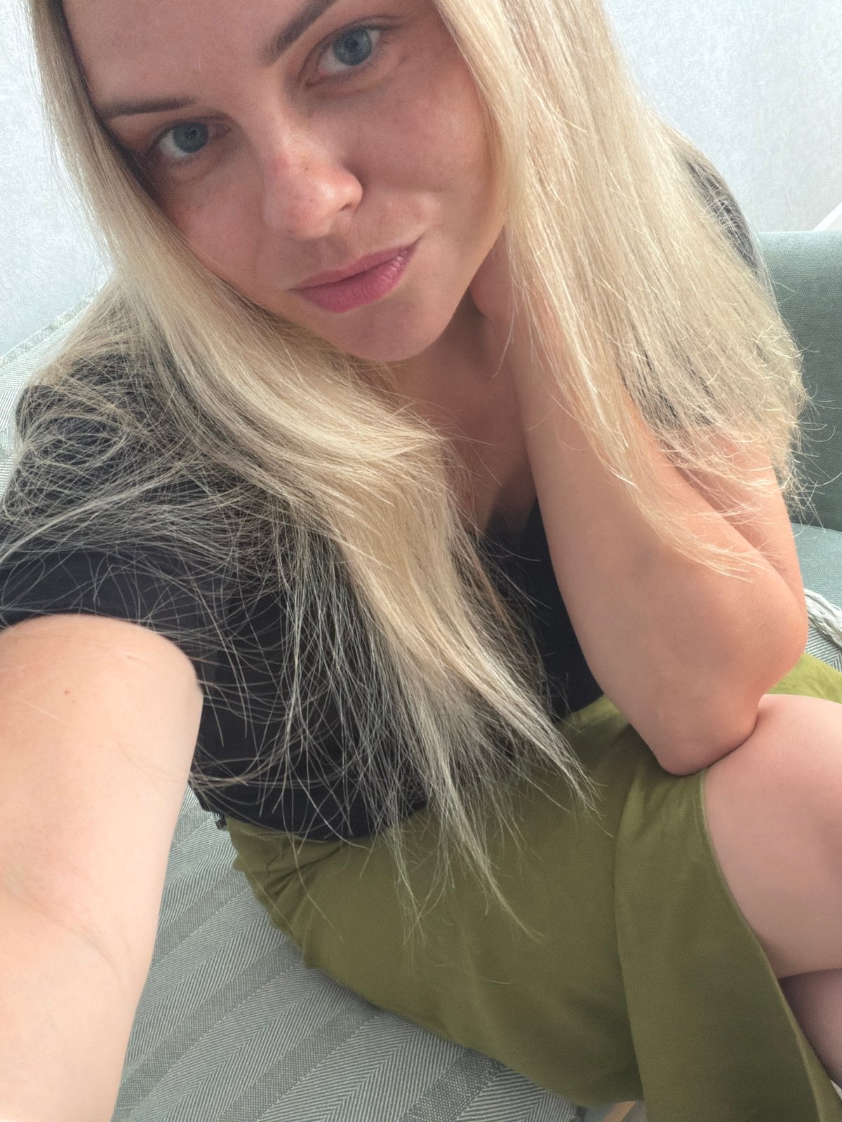 Home hangout in Votkinsk with selfies and two dogs