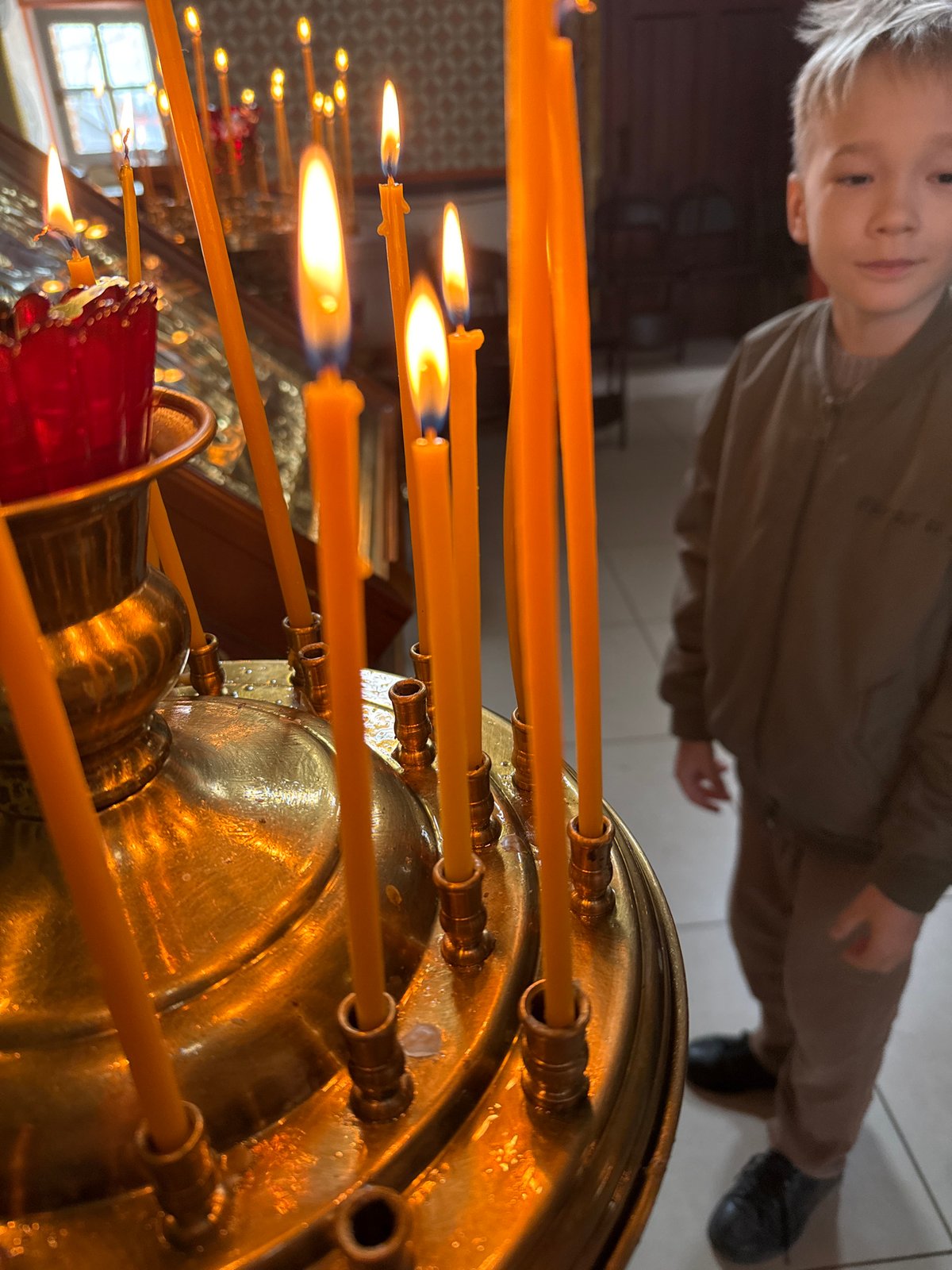 Easter celebrations documented at Dmitrov cathedral with traditional cakes