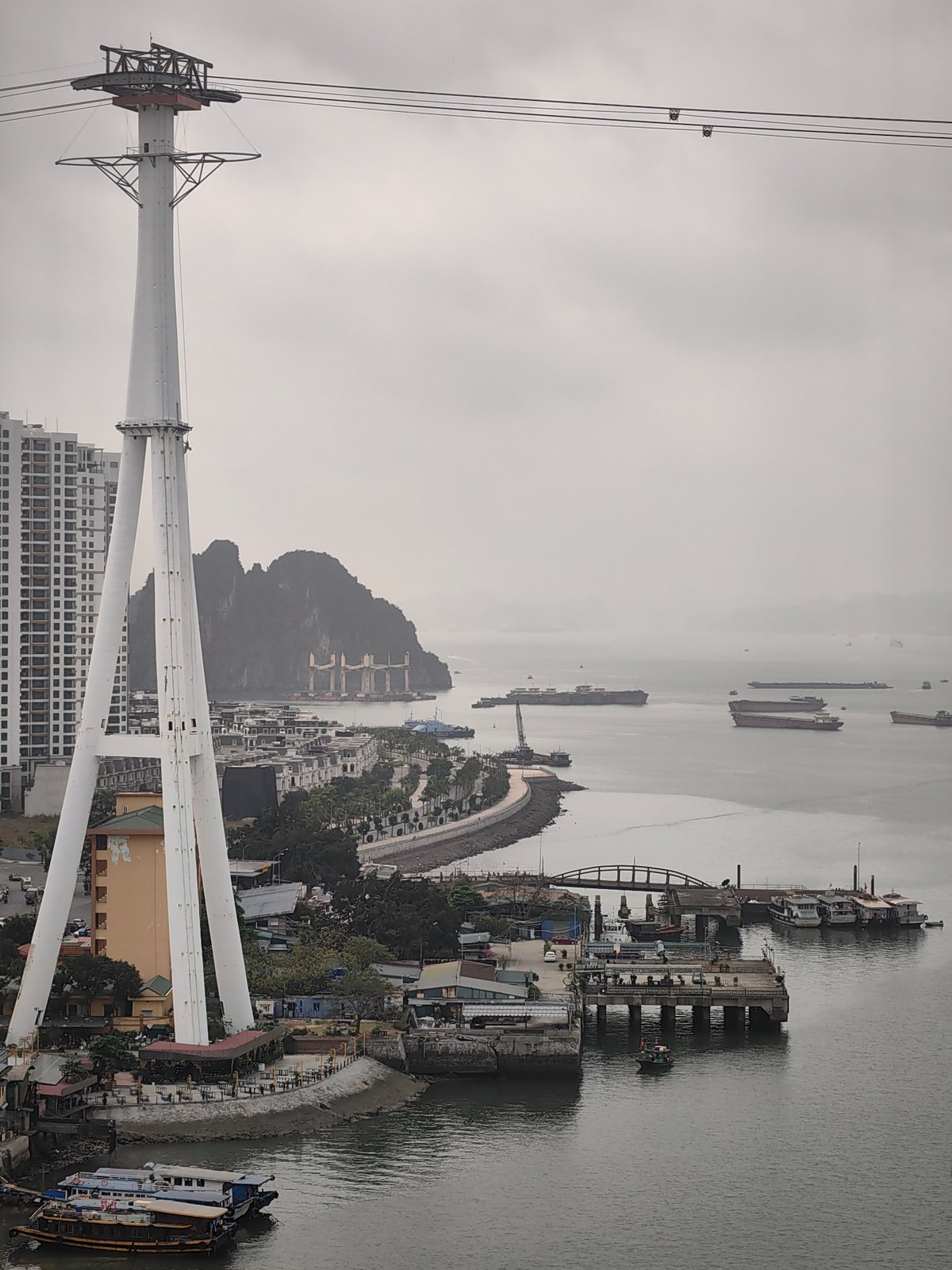 Early morning waterfront activity documented in Bai Chay Ward