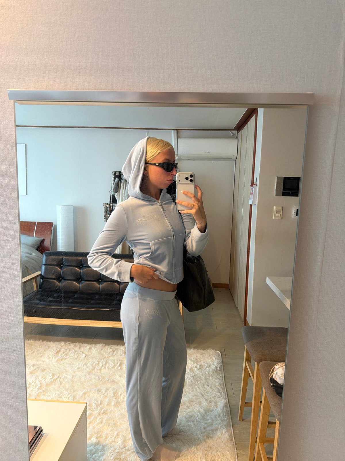 Seoul resident captures casual mirror selfie on Thursday evening