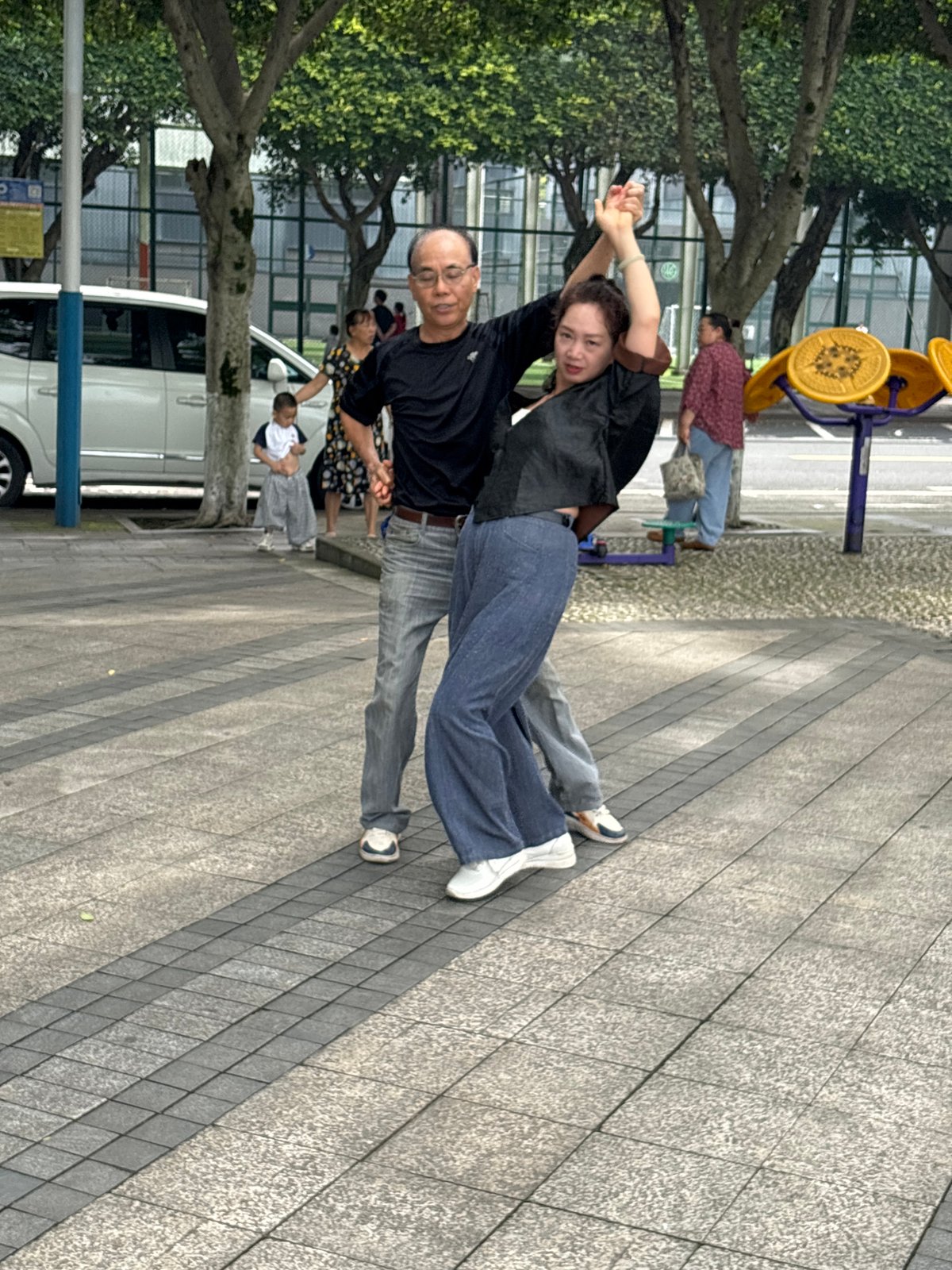 Morning exercise and activities in Jiangjin riverside park