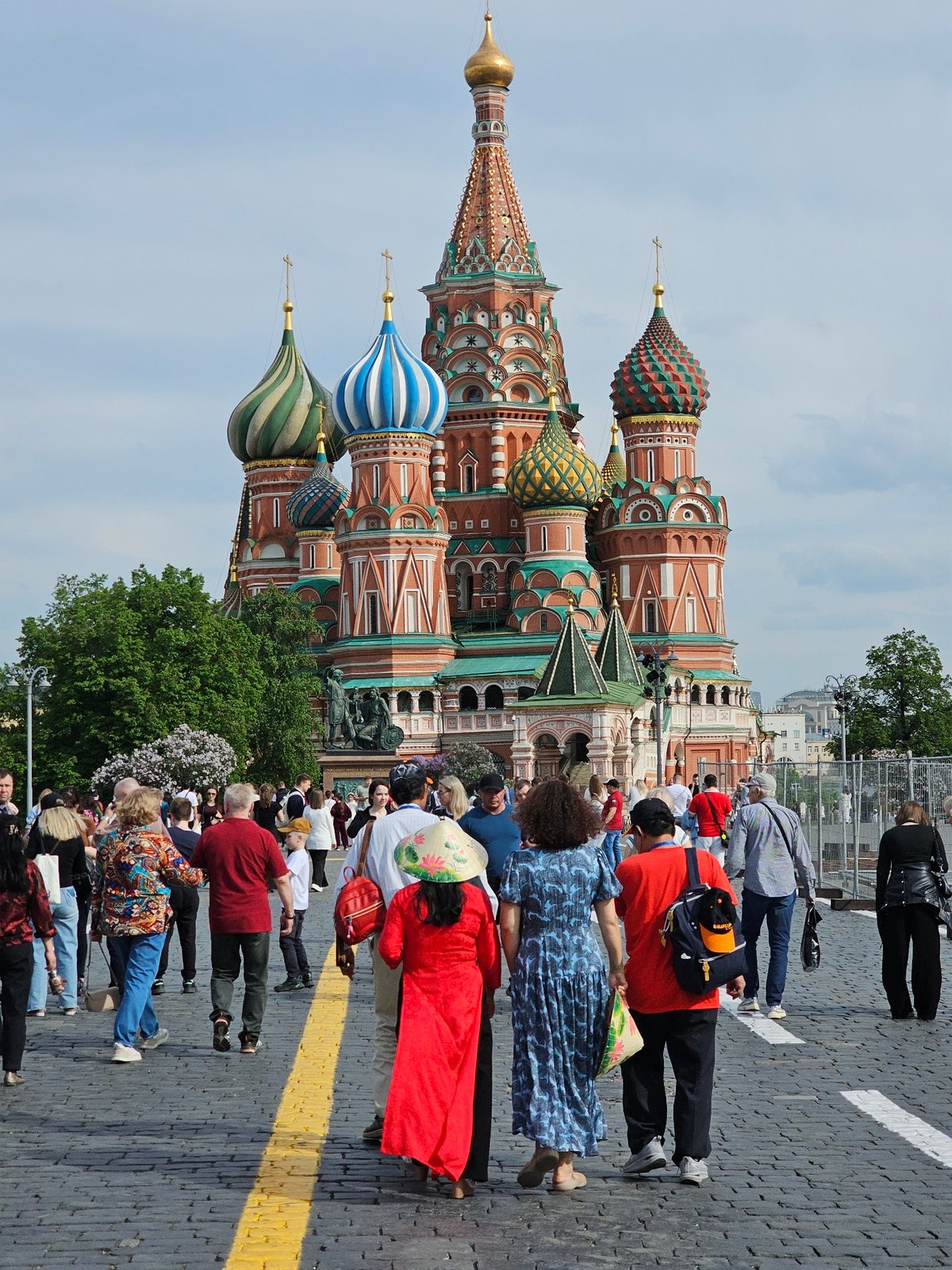 Spring day brings crowds to Moscow's Red Square