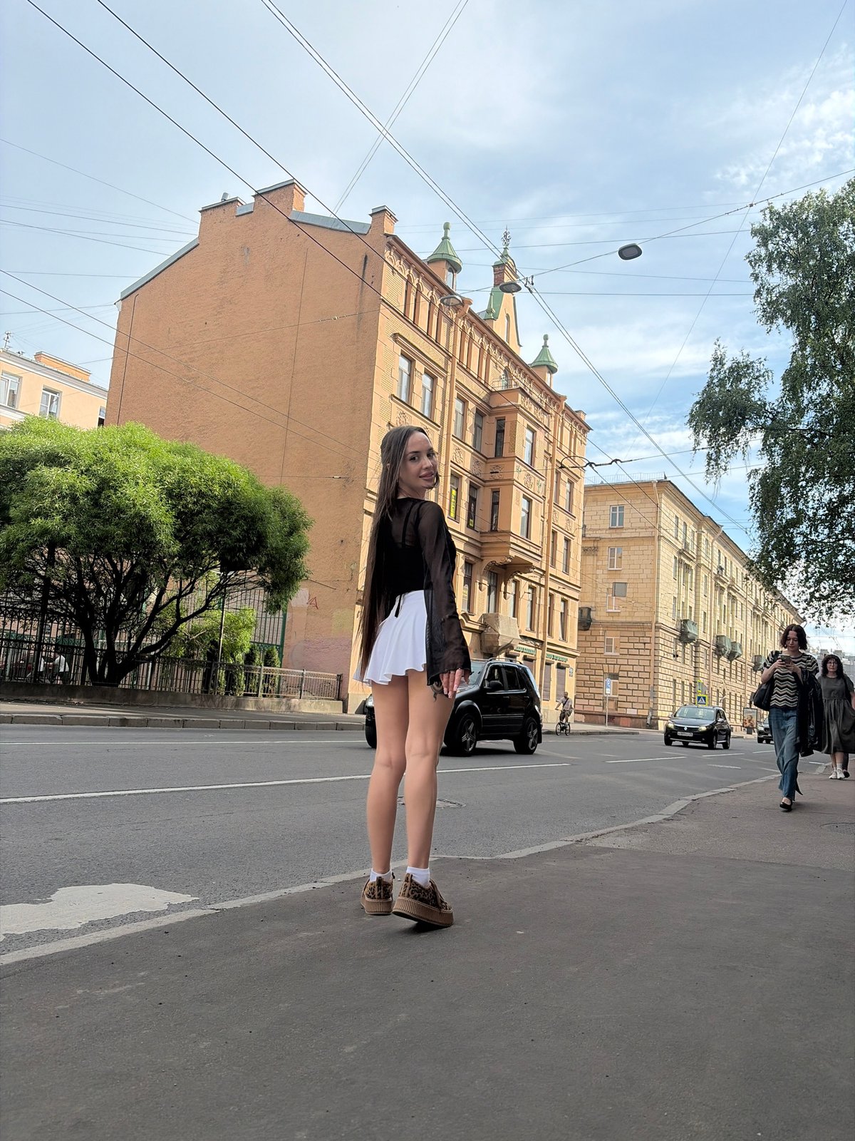 Woman documents hour-long selfie session across Saint Petersburg streets