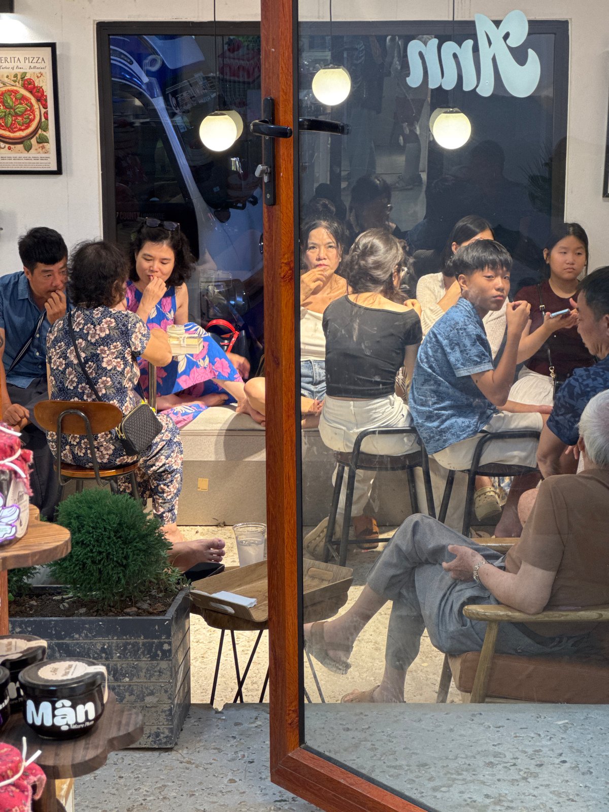 Visitors browse bakery, take photos in Mộc Châu cafe