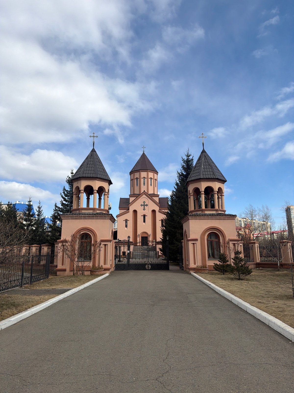 Witness documents Armenian memorial sites and urban scenes in Krasnoyarsk