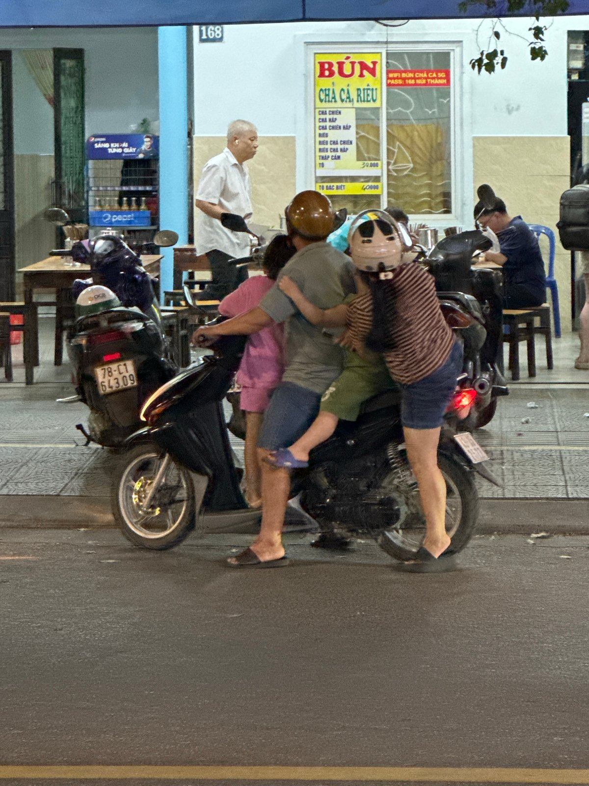 Four riders share scooter in Đà Nẵng streets