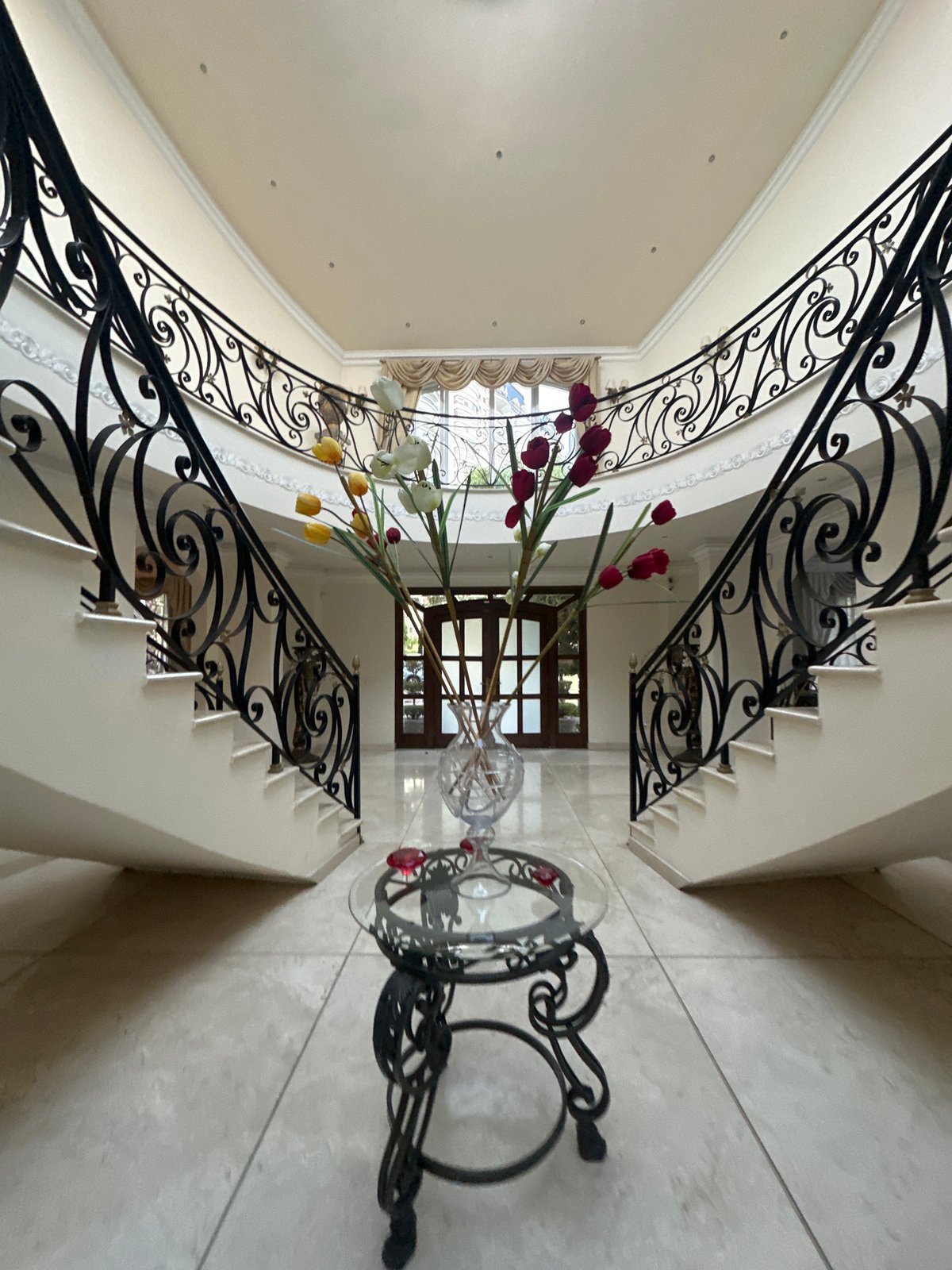 Elegant staircase interior documented in Jesús del Monte residence