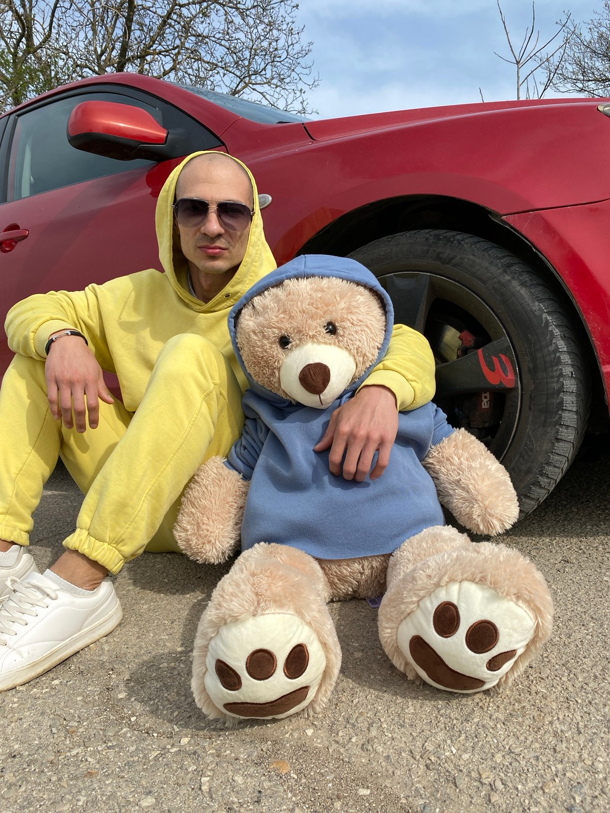 Morning scenes captured in Pleven: man with teddy bear, blooming tree