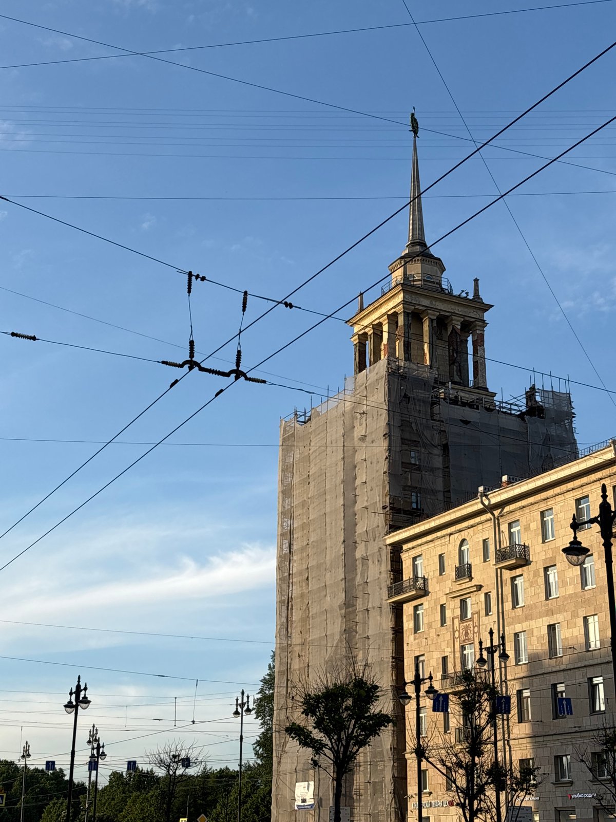 Afternoon scenes captured across Saint Petersburg parks and construction sites