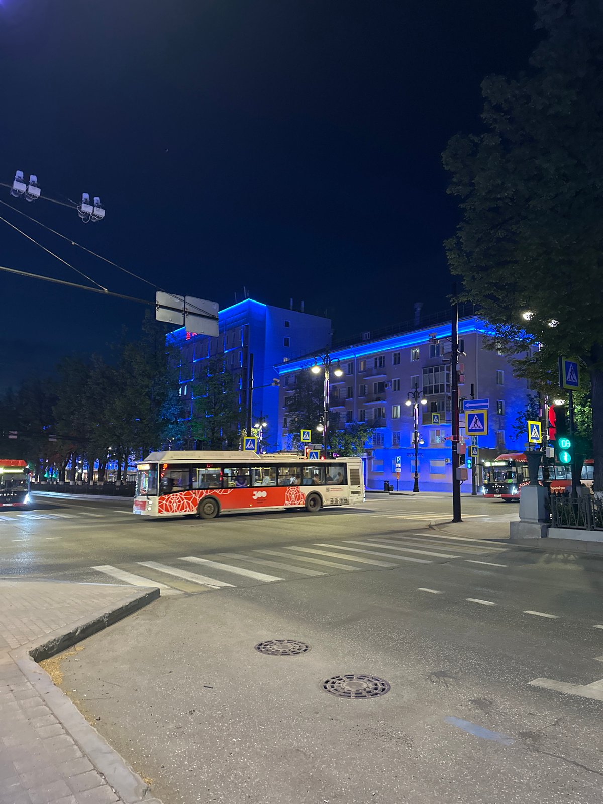 Evening scenes captured in Perm: bus crossing, park art