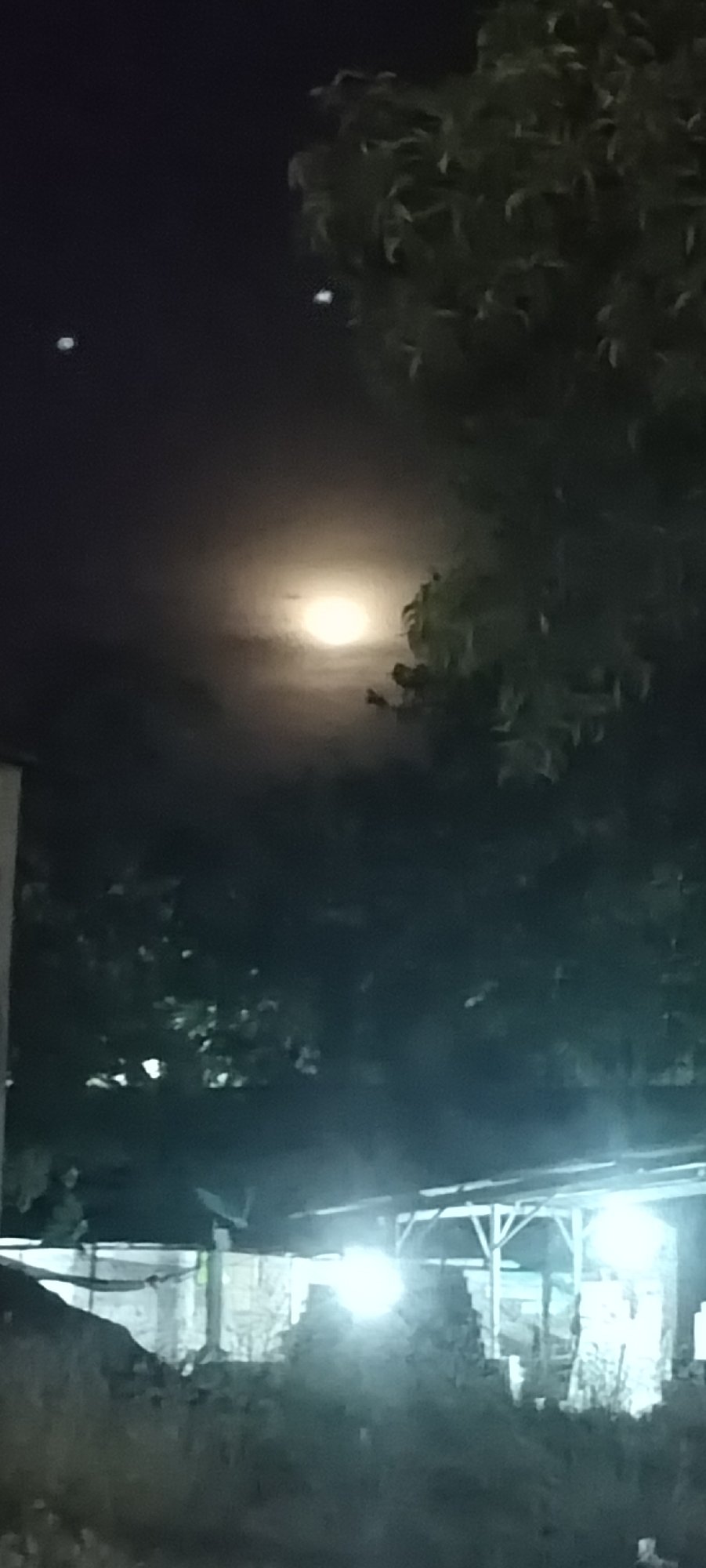 Full moon and unidentified lights observed in Lhokseumawe sky