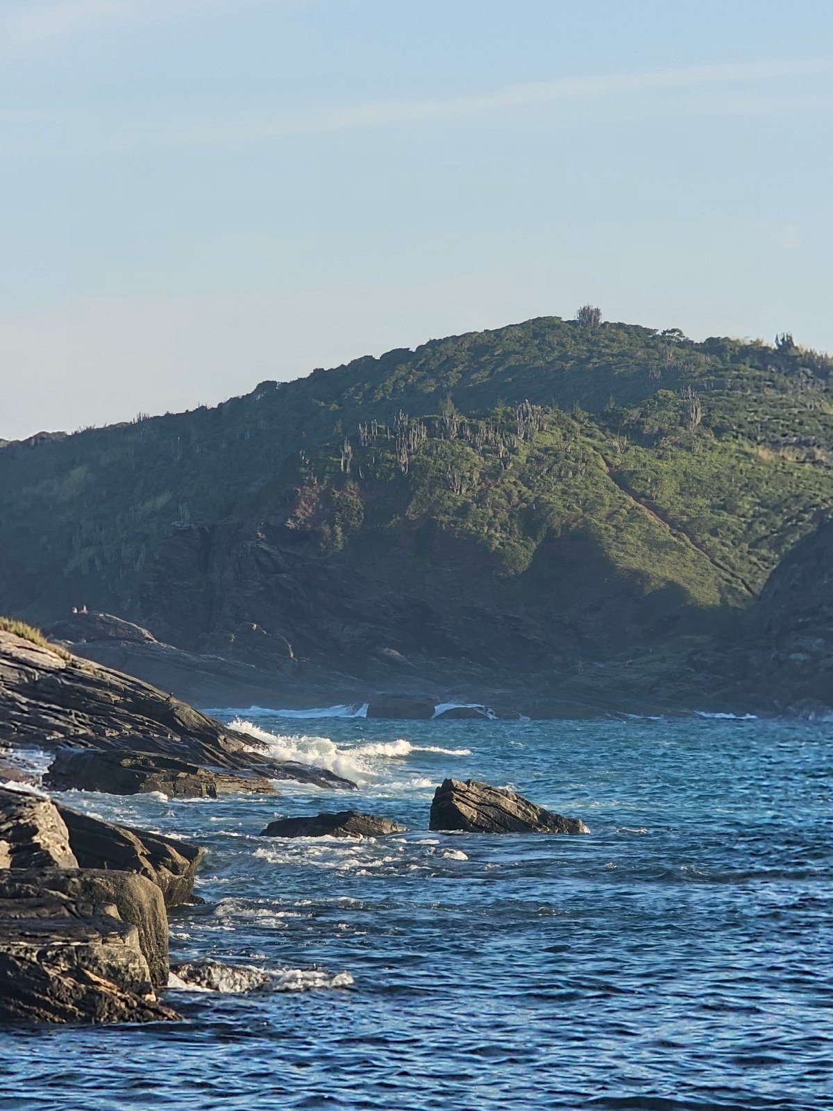 Tourist captures sunset beach day at Búzios coastline