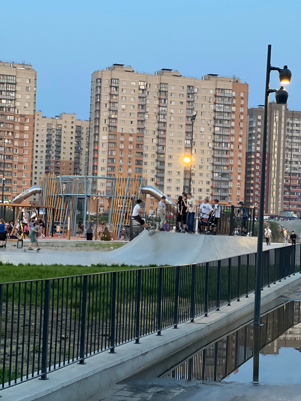 Moscow residents enjoy evening recreation at urban park complex