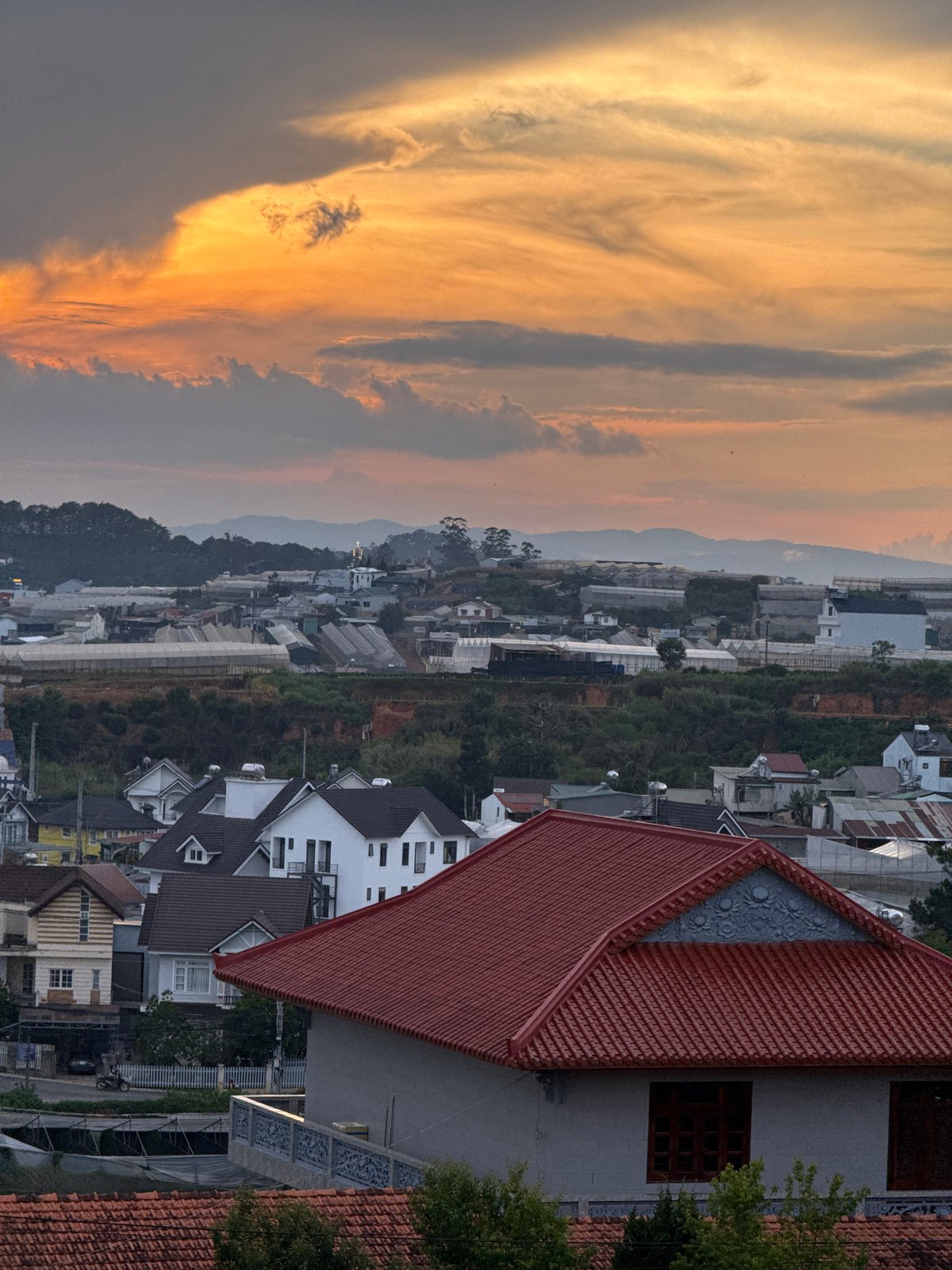 Sunset documented over Đà Lạt highlands from multiple viewpoints