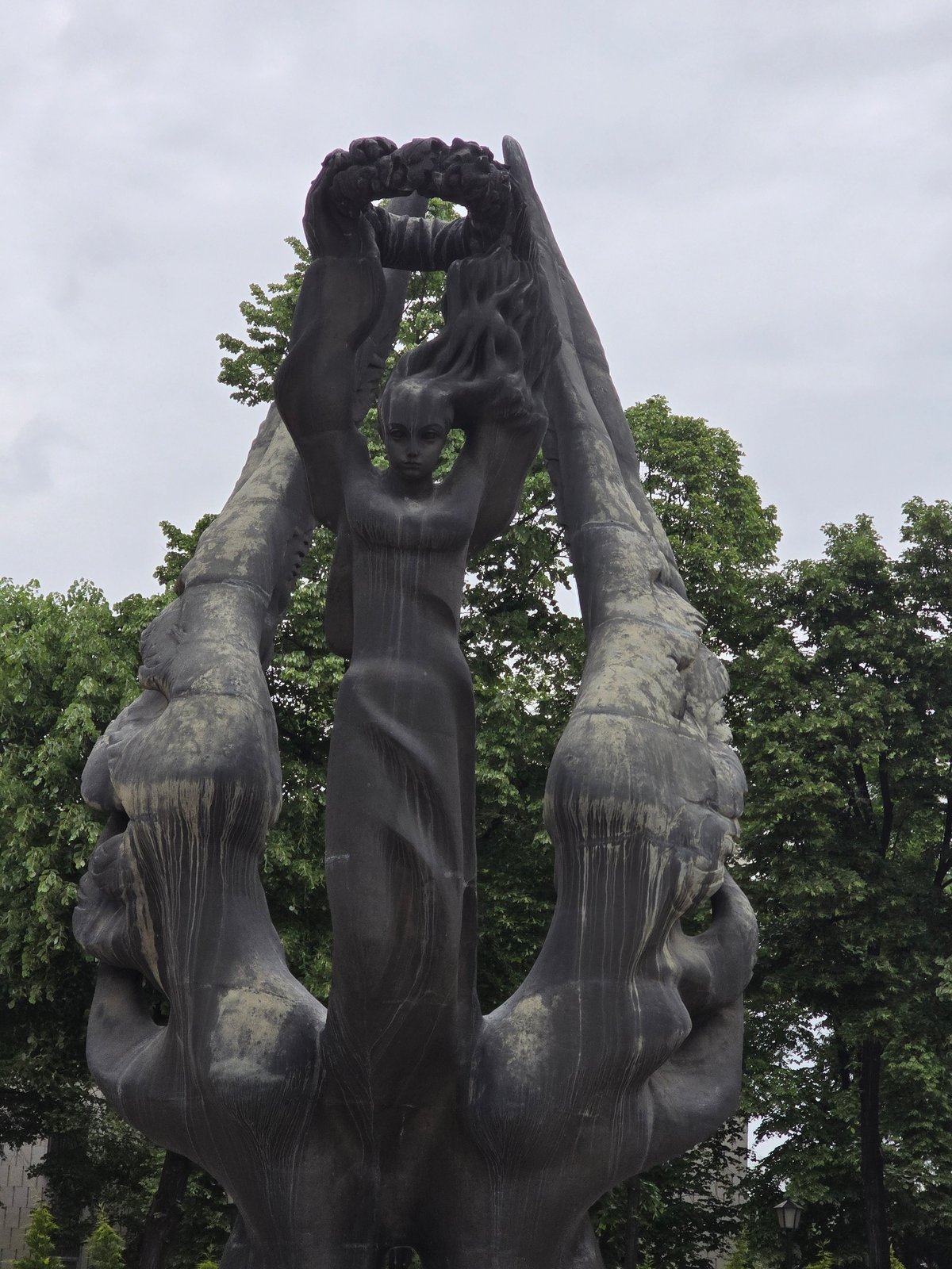 Archaeological museum visit documented through sculpture and architecture