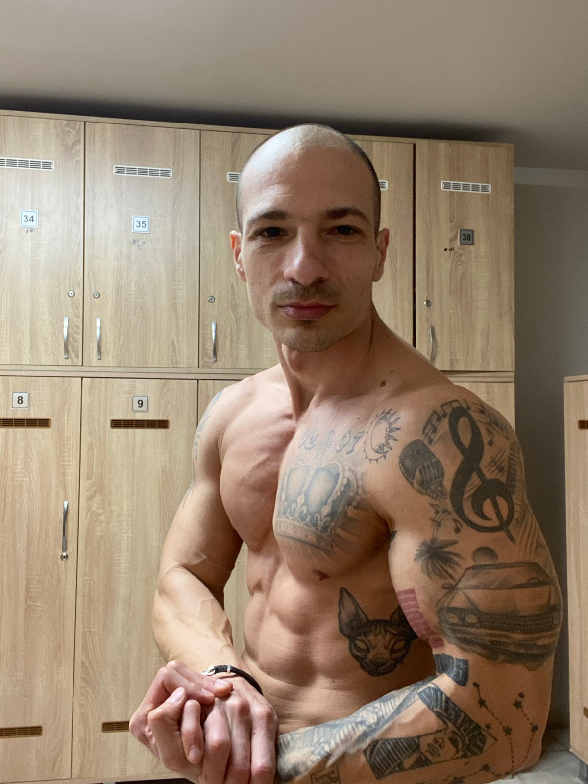 Tattooed man documented during gym session in Pleven, Bulgaria