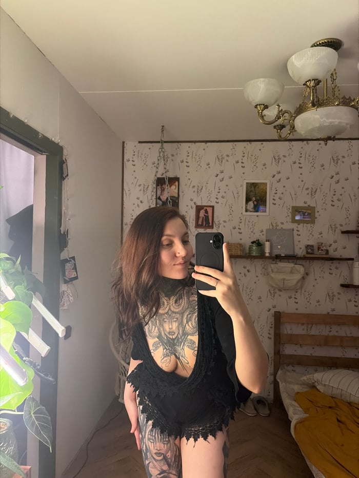 Woman takes mirror selfies in Chaikovsky showing extensive tattoos